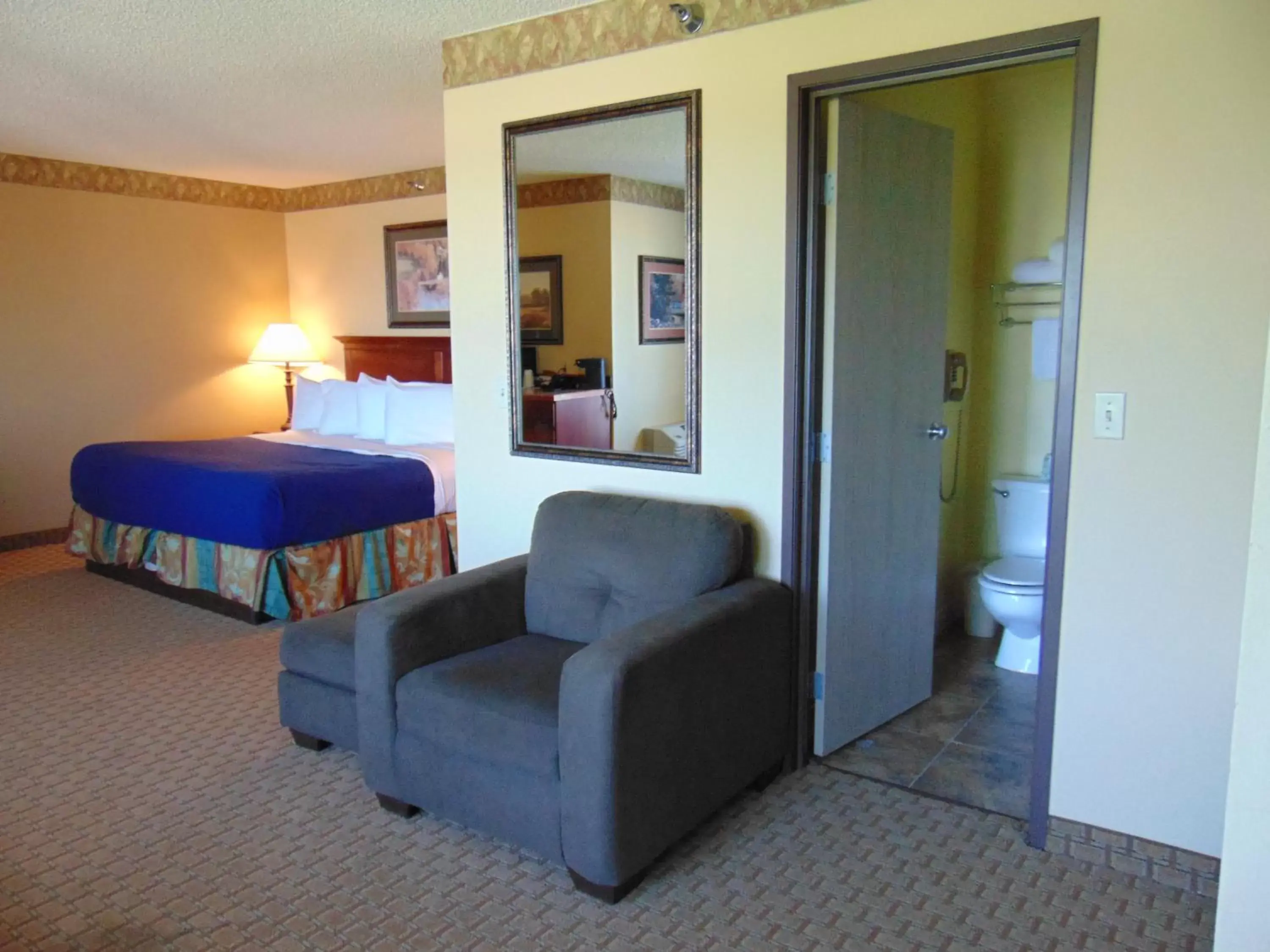 Photo of the whole room, Bed in Horse Creek Inn Photo of the whole room, Bed in Horse Creek Inn