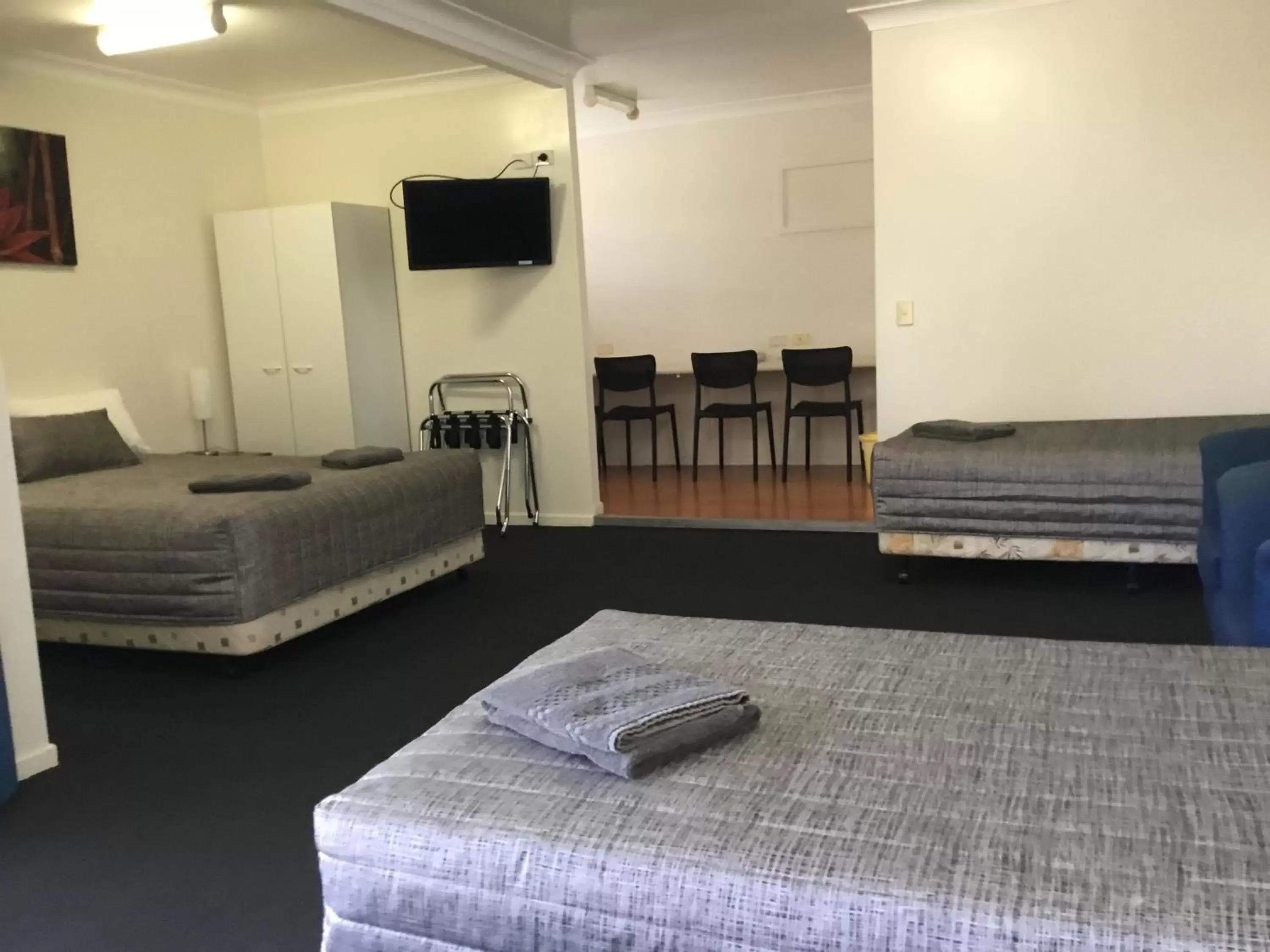 Bedroom, TV/Entertainment Center in Charleville Waltzing Matilda Motor Inn