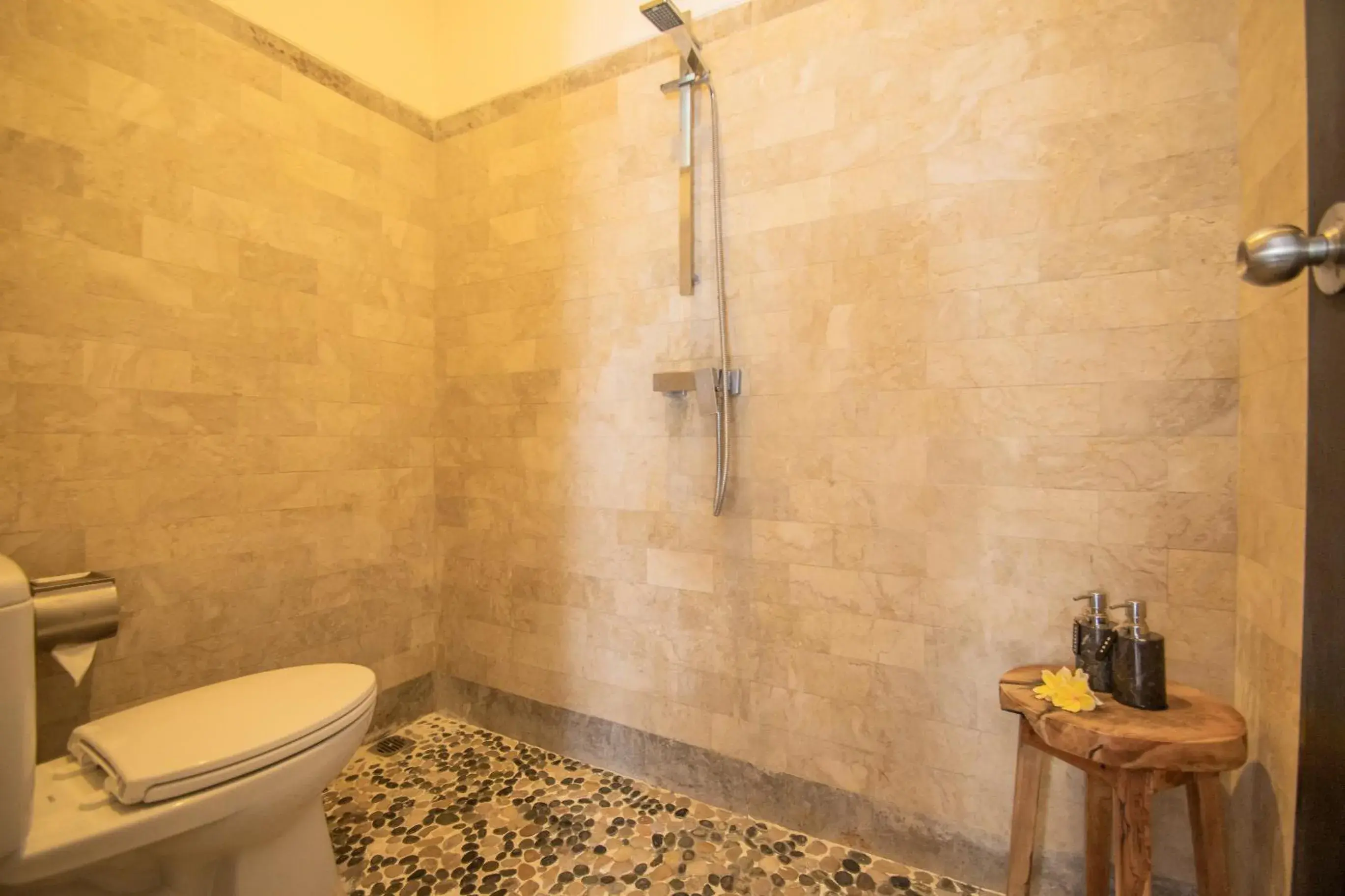 Bathroom in Kembali Lagi Guest House