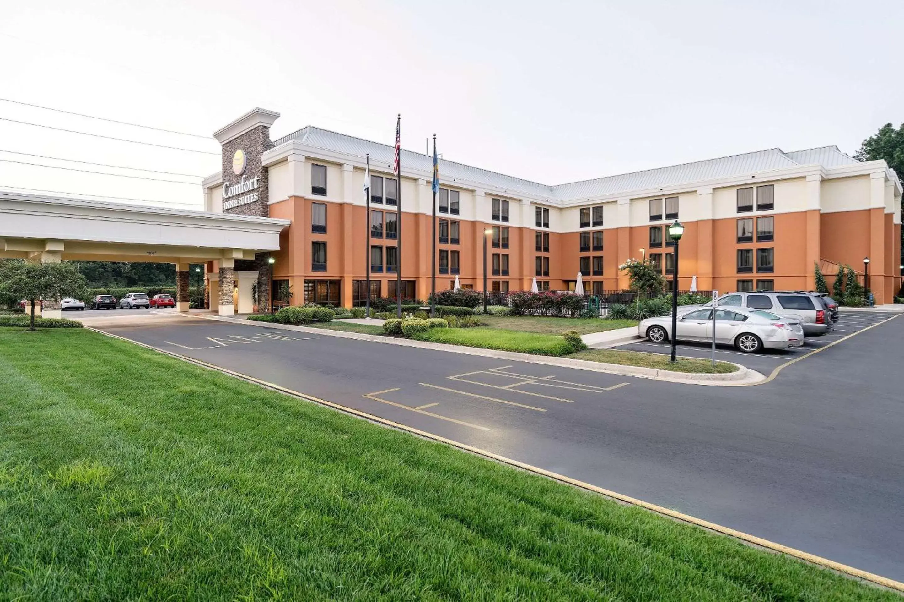 Property Building in Comfort Inn and Suites Newark