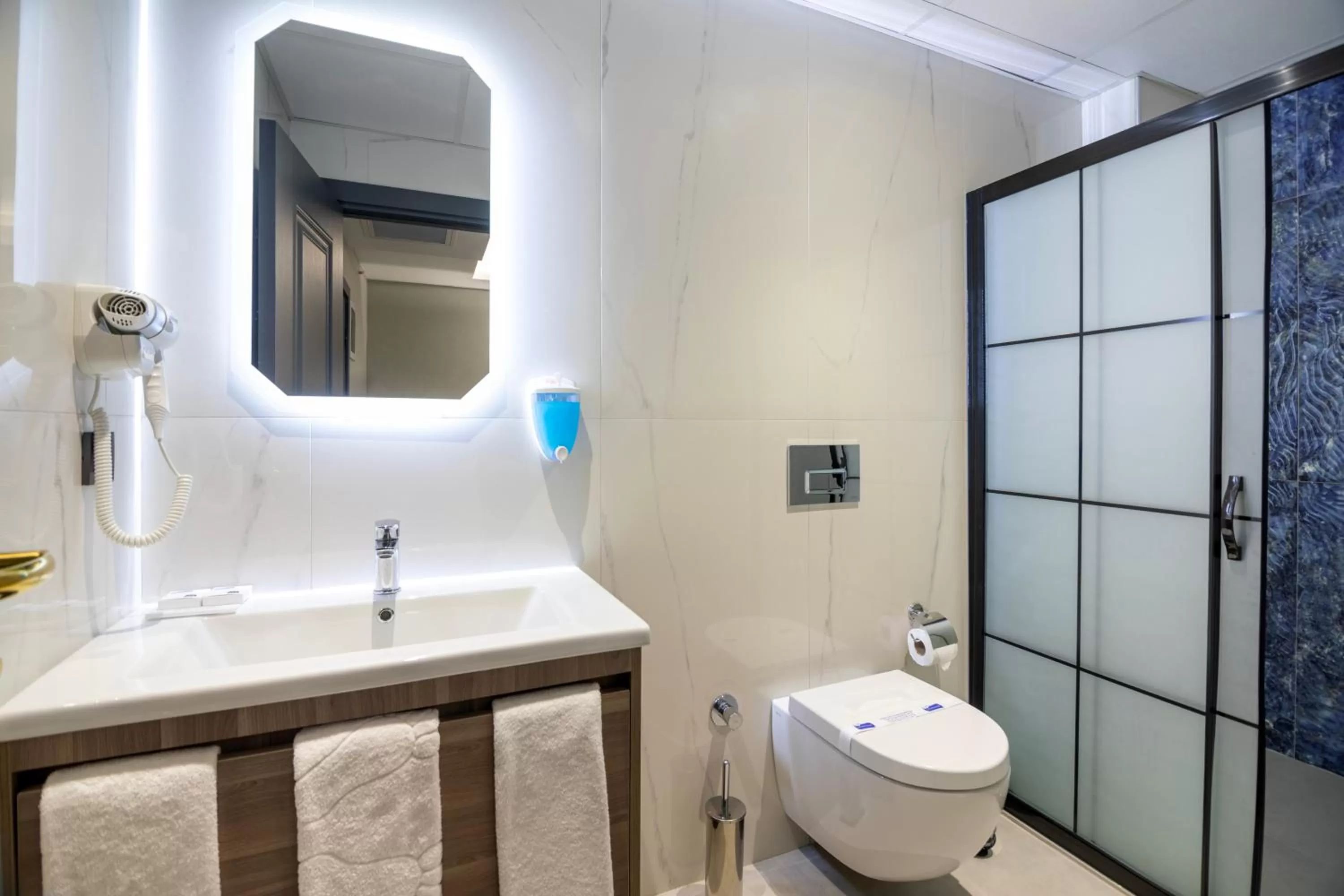 Shower in The Omiya Hotel