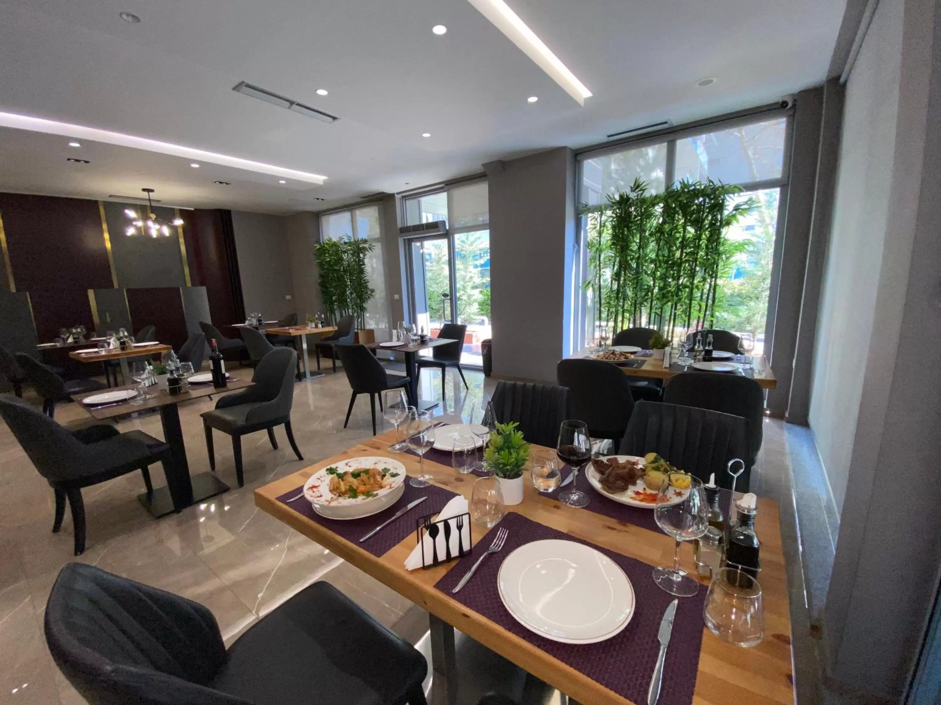 Restaurant/places to eat in Doanesia Premium Hotel & Spa