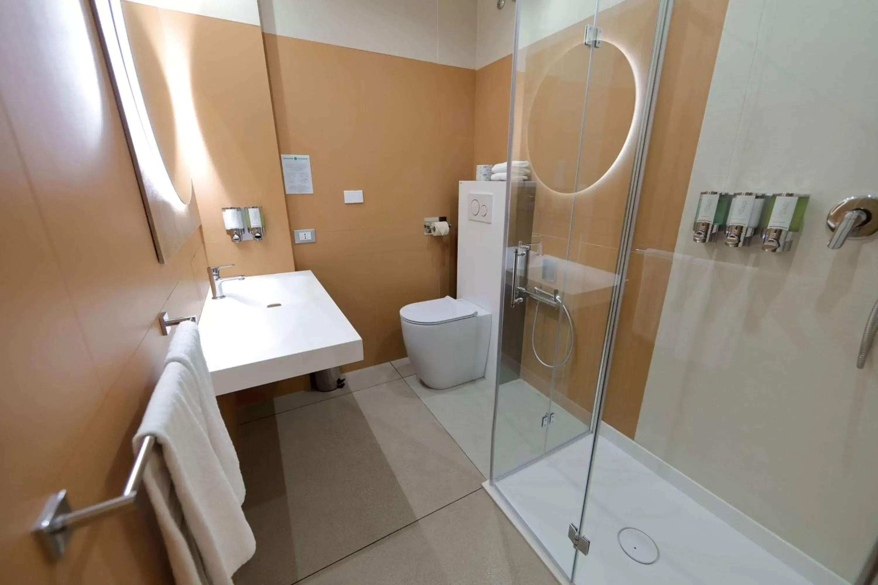 Bathroom in Hampton by Hilton Rome North Fiano Romano