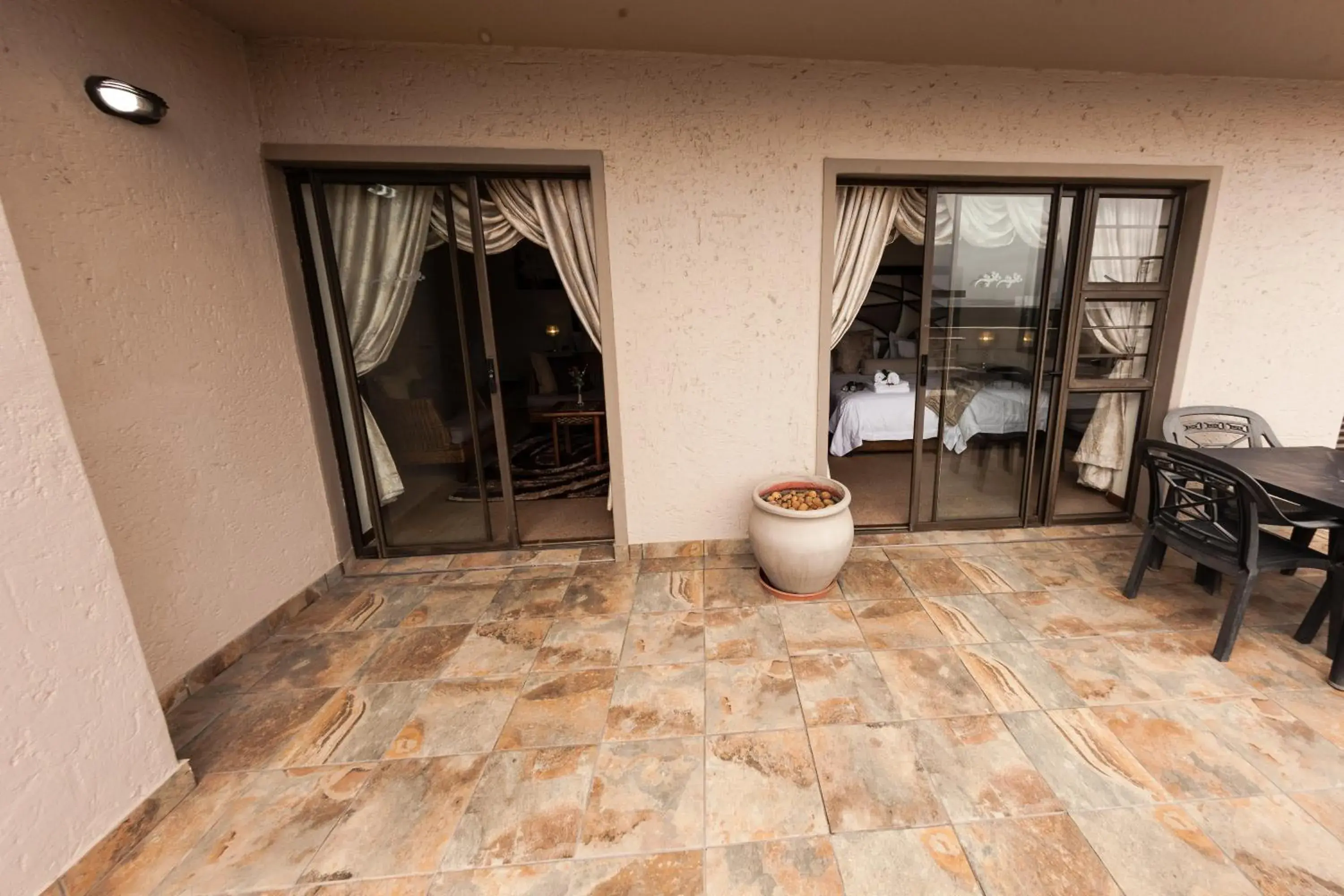 Patio in Bar-t-nique Guest House