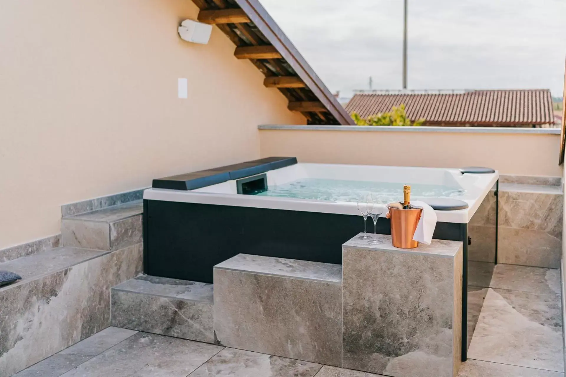 Hot Tub, Bathroom in La Tenuta di Santo Stefano Agri Resort & Spa