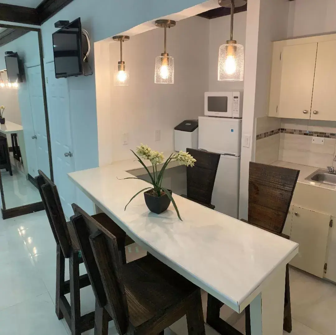 Kitchen or kitchenette, Dining Area in Colony Club Inn & Suites