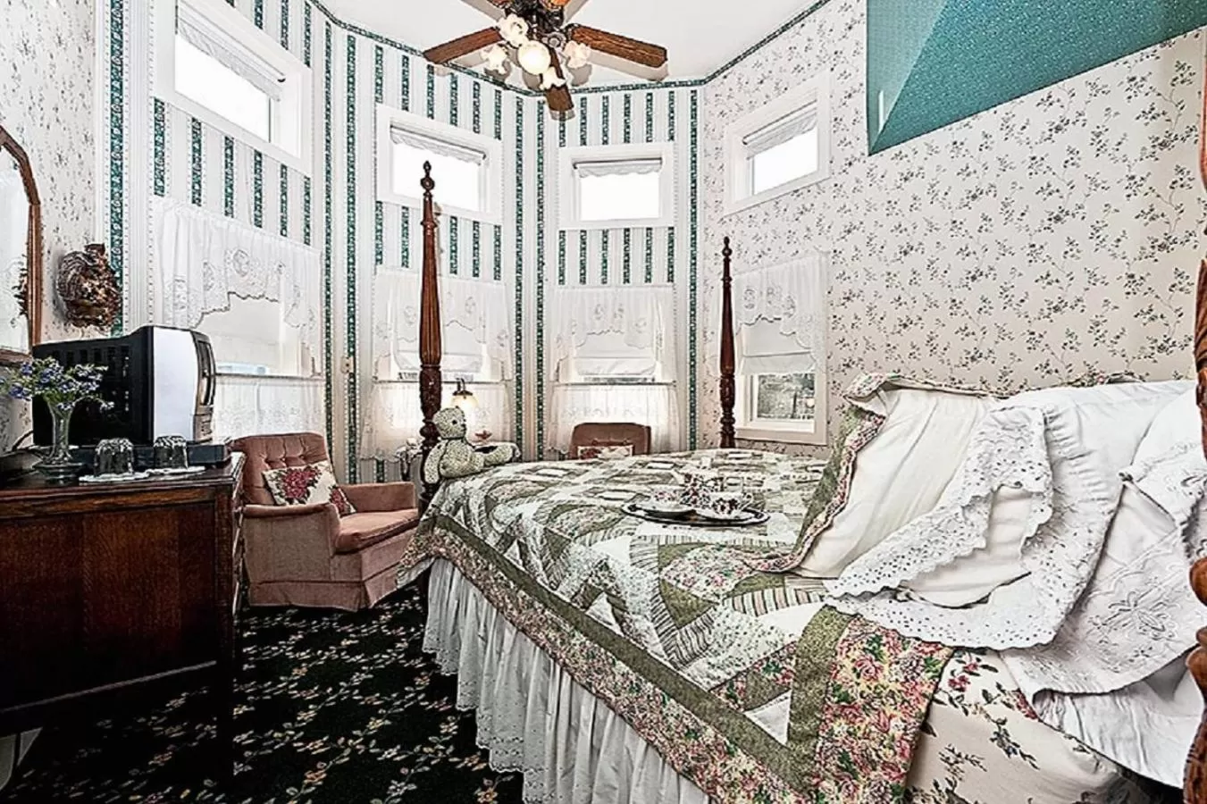 Bed in Anchorage Inn B&B