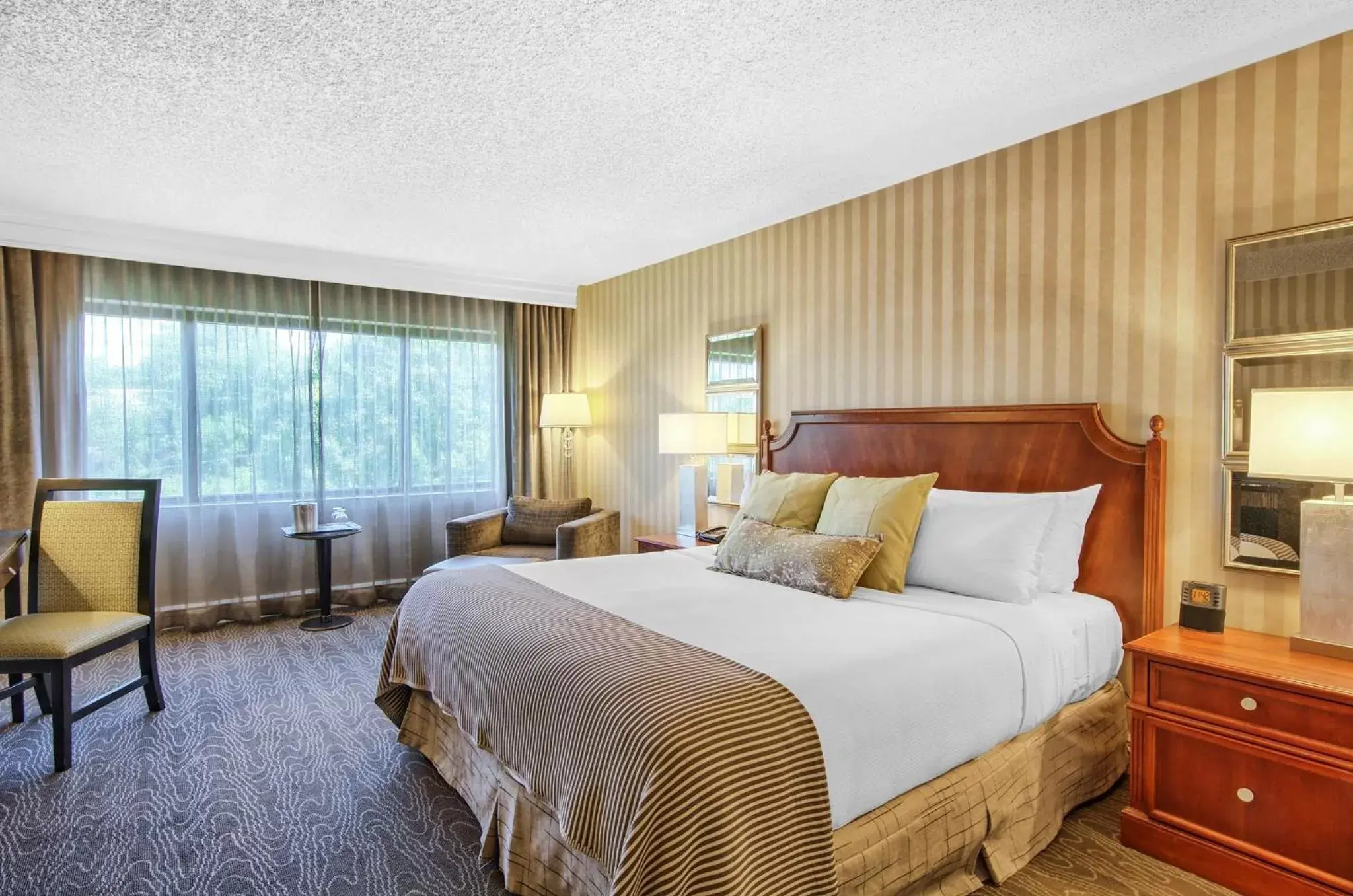 Photo of the whole room, Bed in Omni Charlottesville Hotel