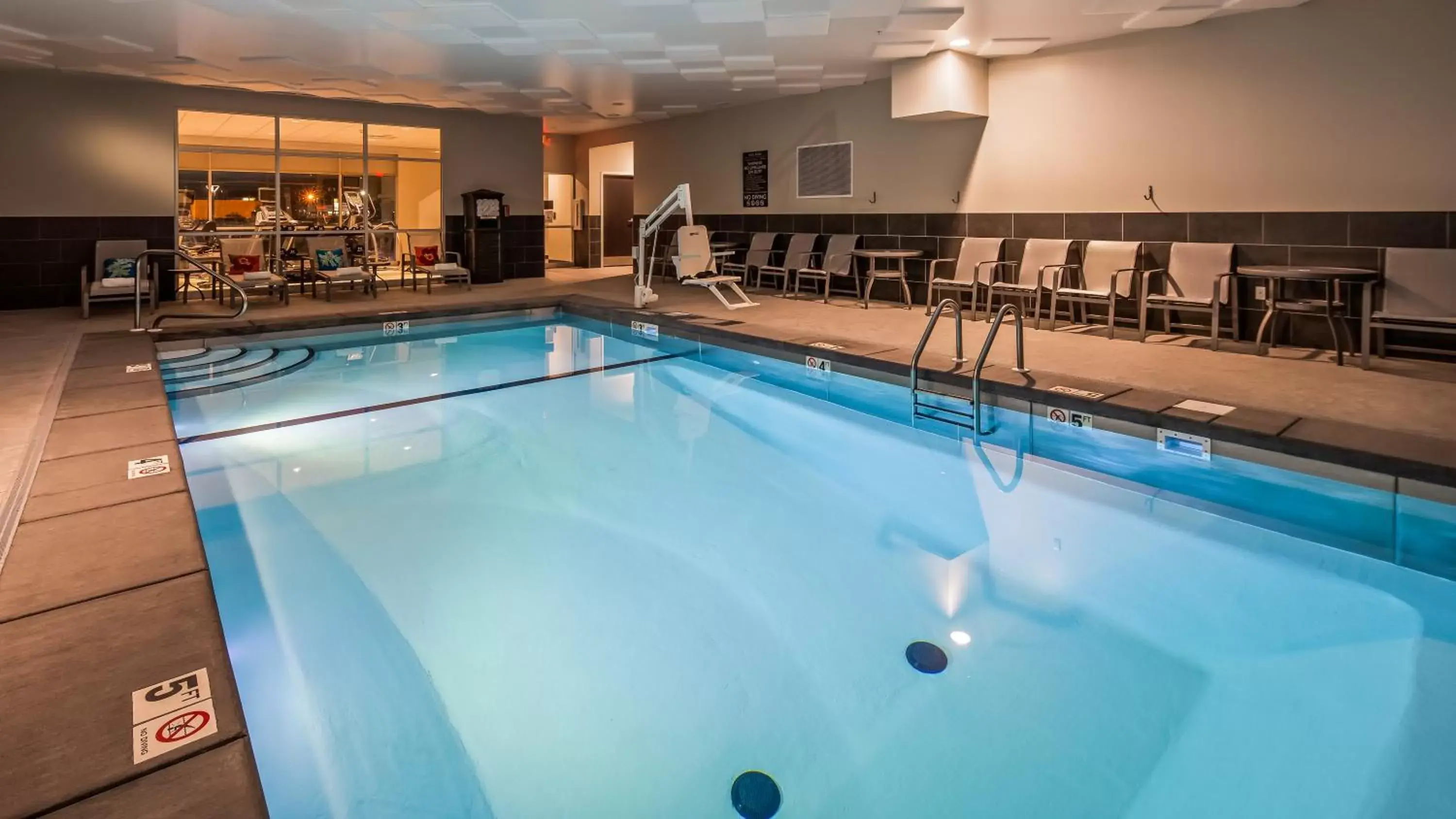 Swimming Pool in Best Western Plus Bolivar Hotel & Suites