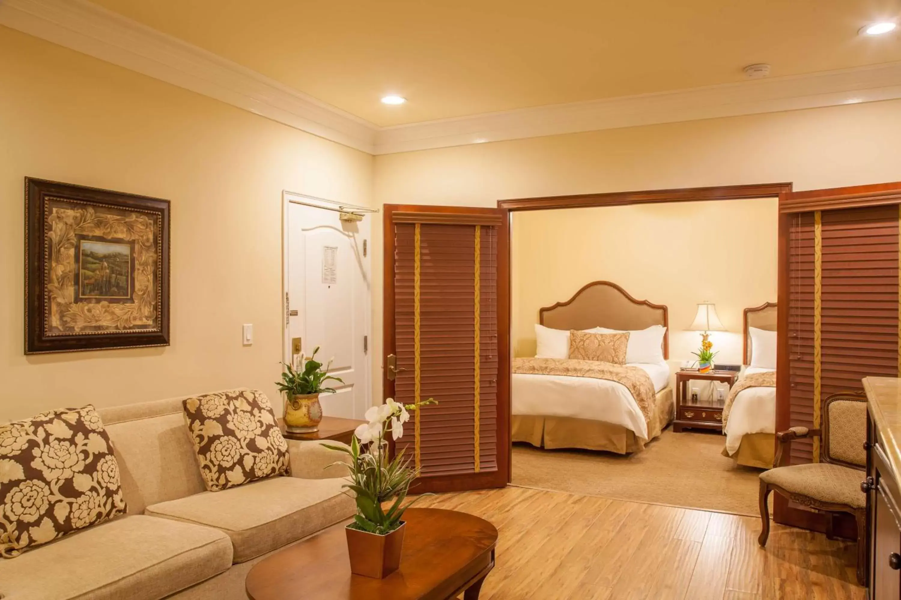 Queen Suite with Four Queen Beds in Best Western Plus Sunset Plaza Hotel
