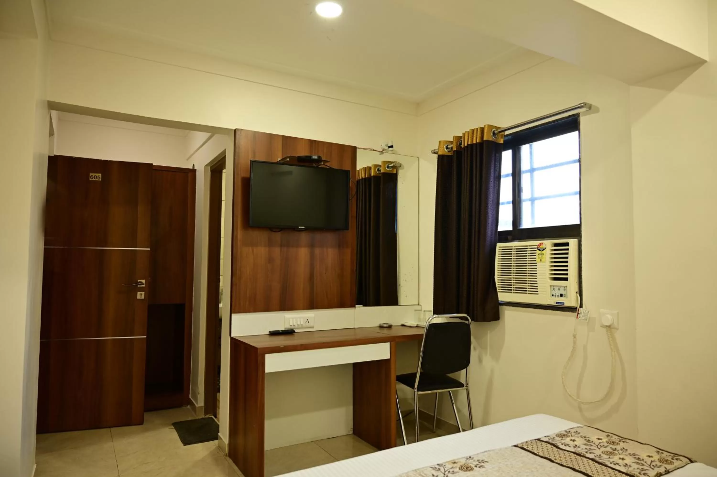 TV and multimedia, TV/Entertainment Center in Hotel Diamora Residency