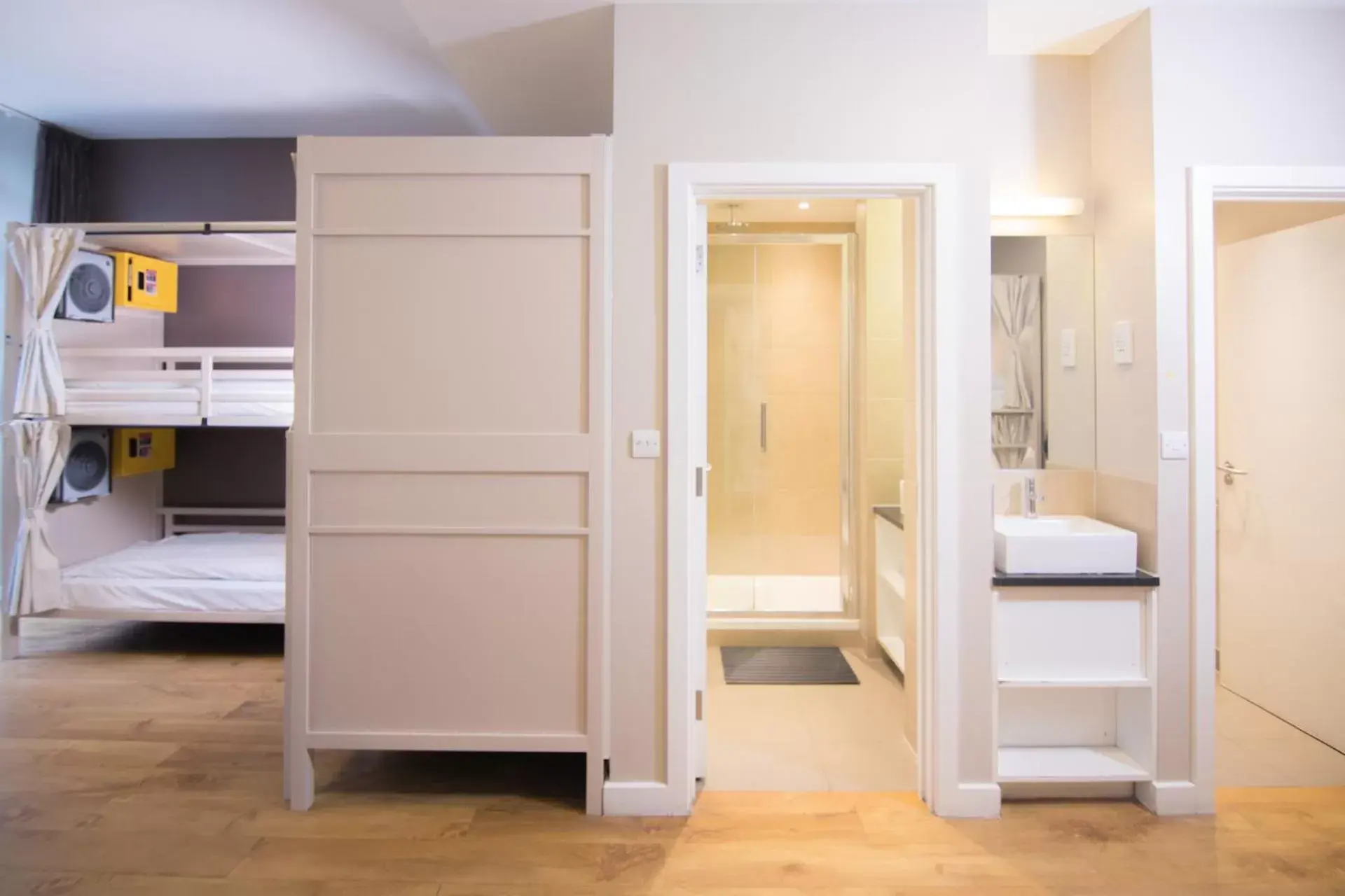 Bathroom, Bunk Bed in Wombat's City Hostel London