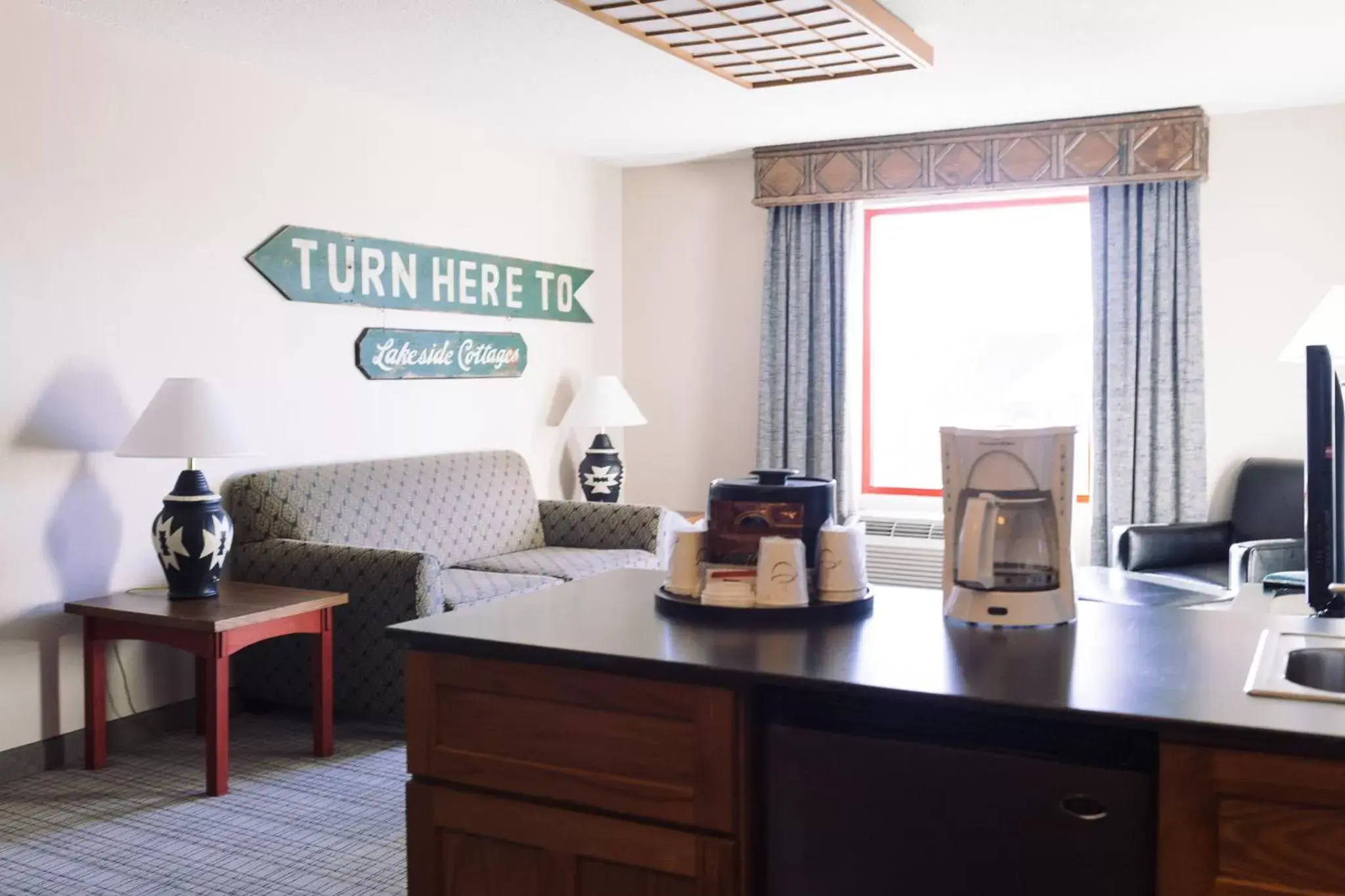 Living room in Wildwood Lodge & Suites