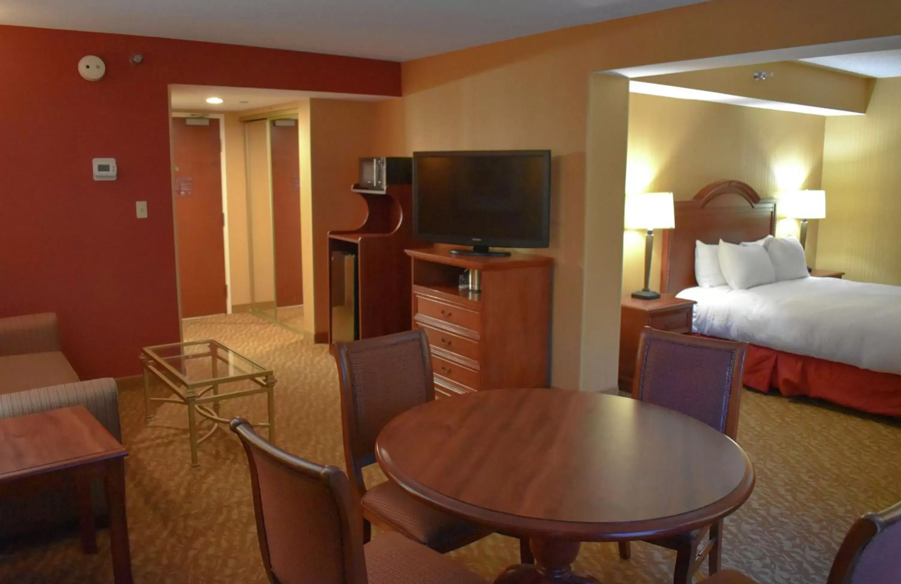 Living room, TV/Entertainment Center in DoubleTree by Hilton Biltmore/Asheville