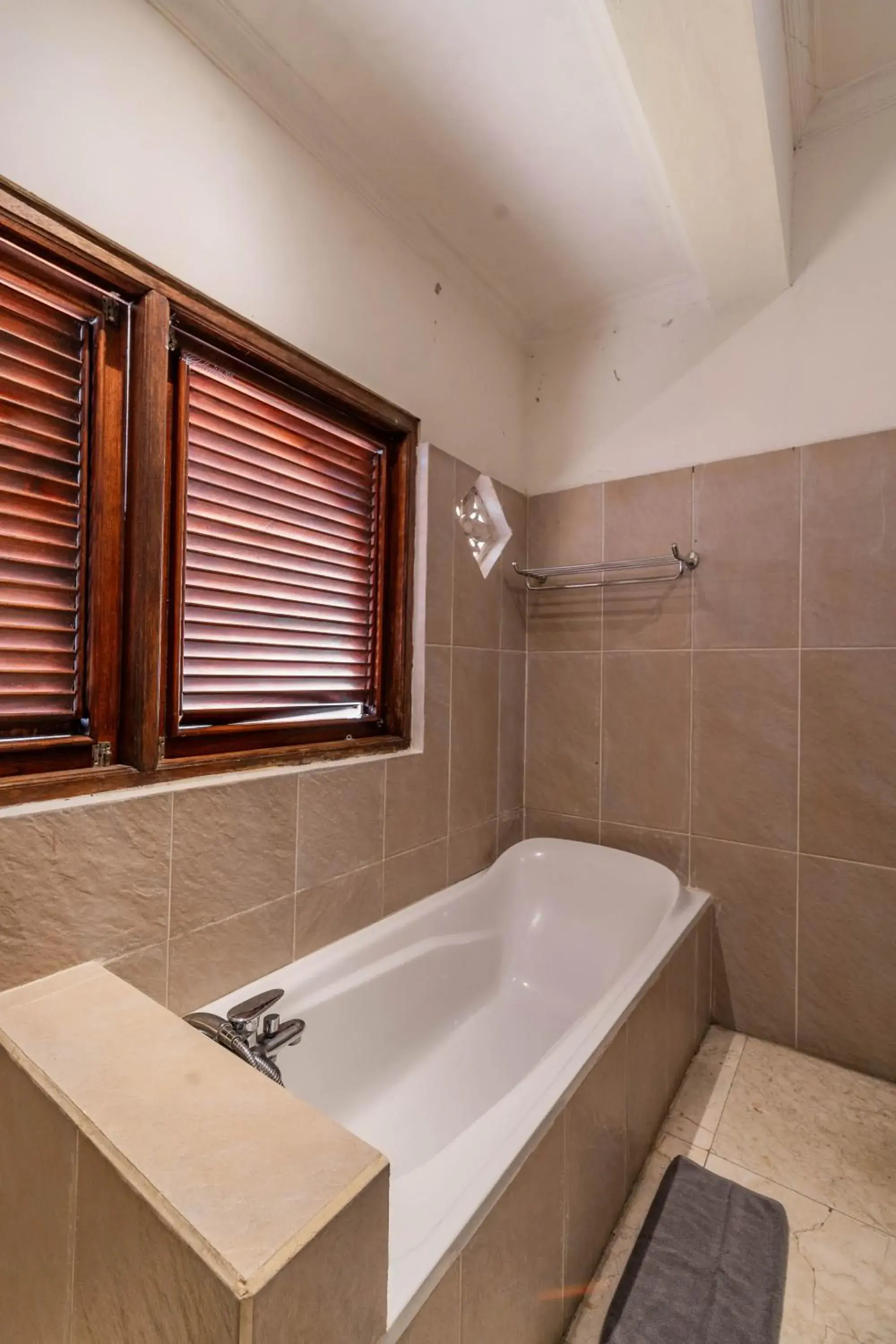 Bath, Bathroom in Honeymoon Guesthouse