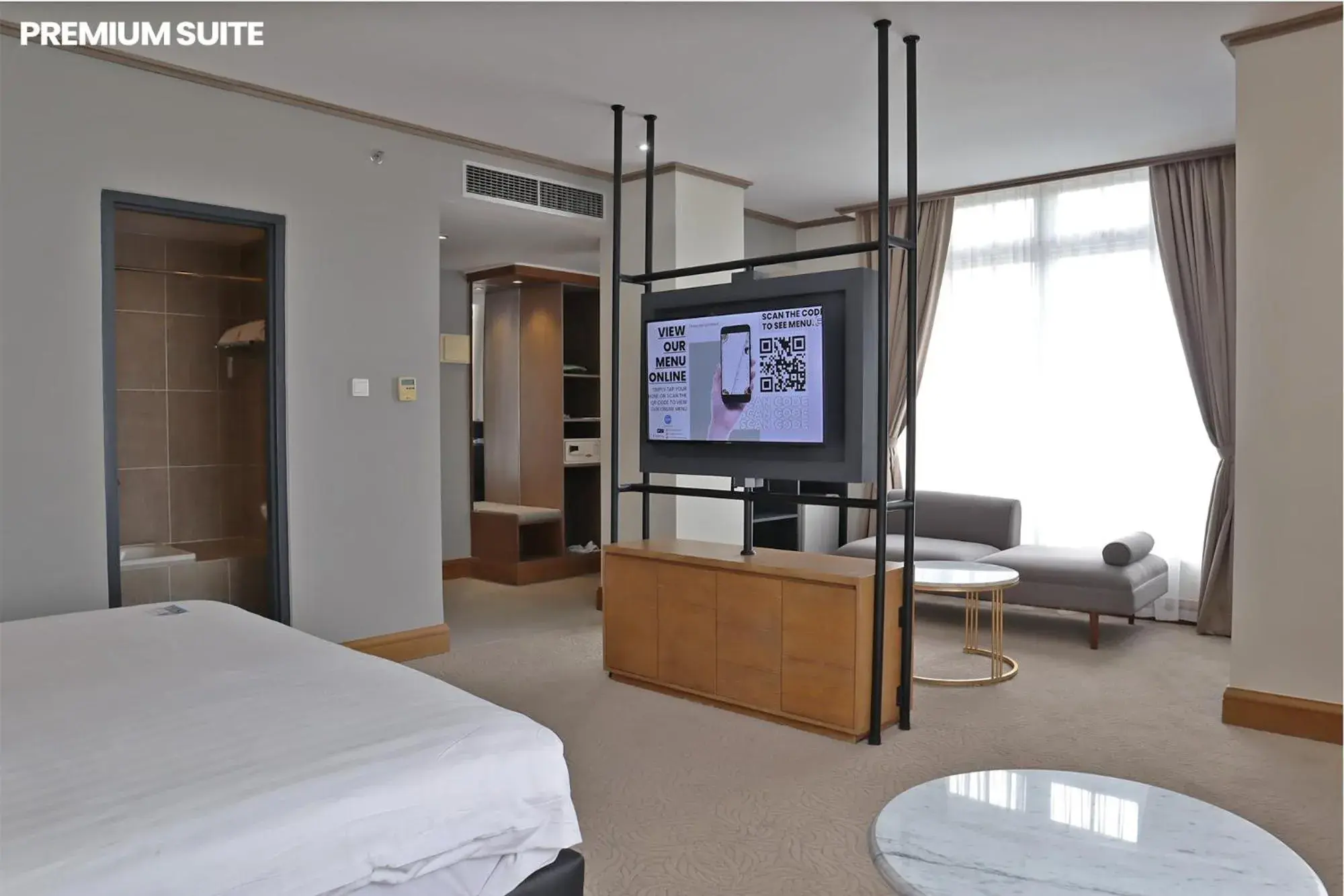 Bedroom, TV/Entertainment Center in Hotel Dafam Semarang