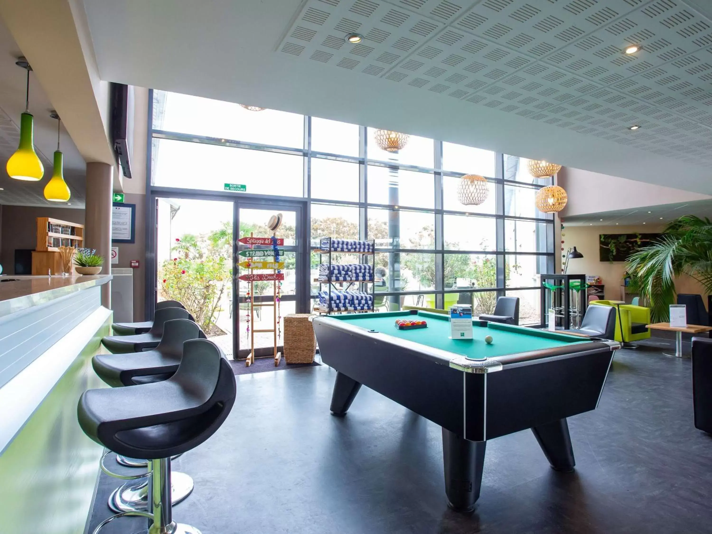 Lounge or bar, Billiards in ibis Styles Bourges