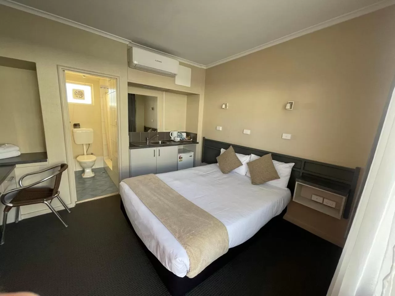 Bed in Astor Hotel Motel