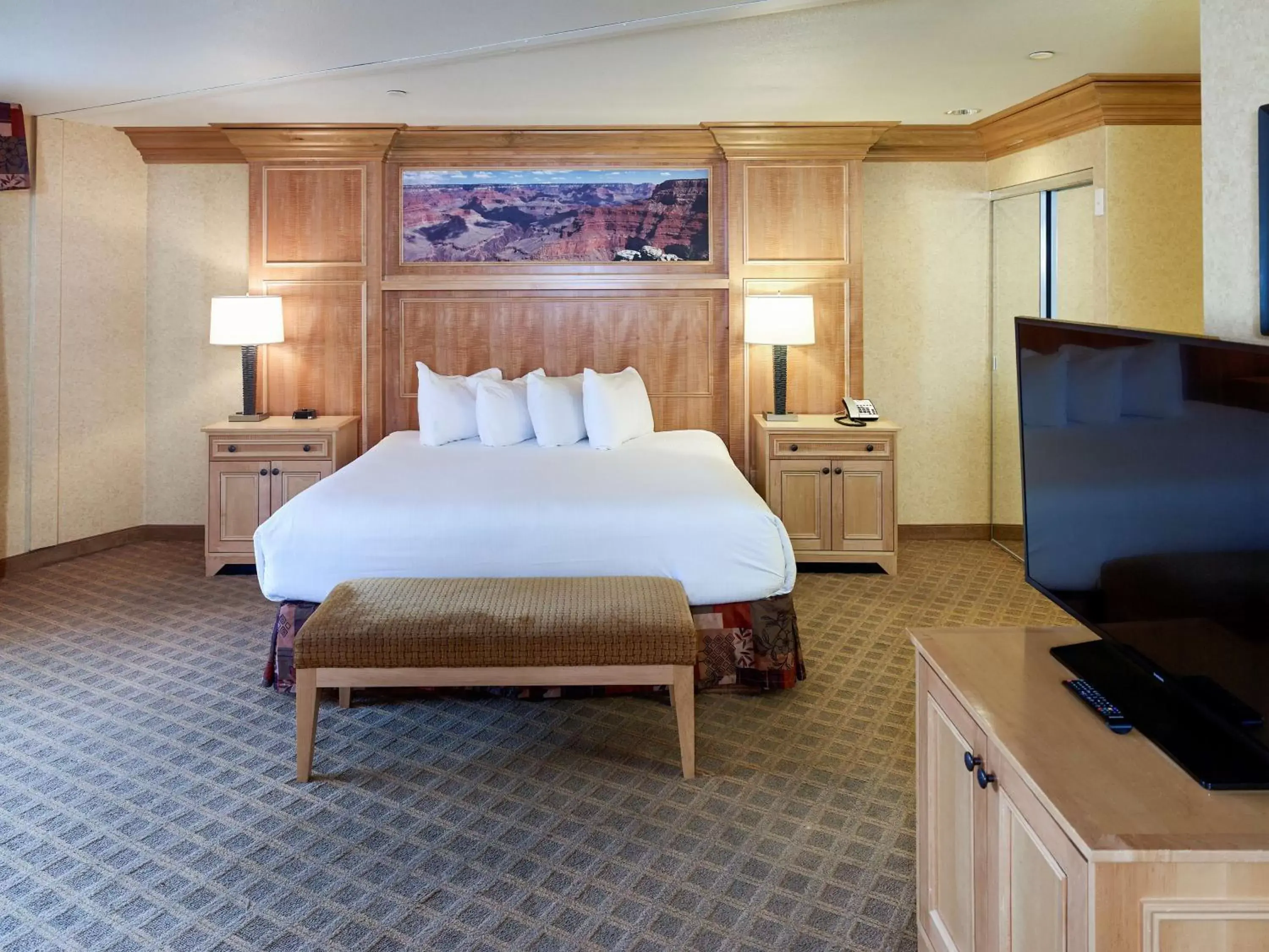 Photo of the whole room, Bed in Squire Resort at the Grand Canyon, BW Signature Collection