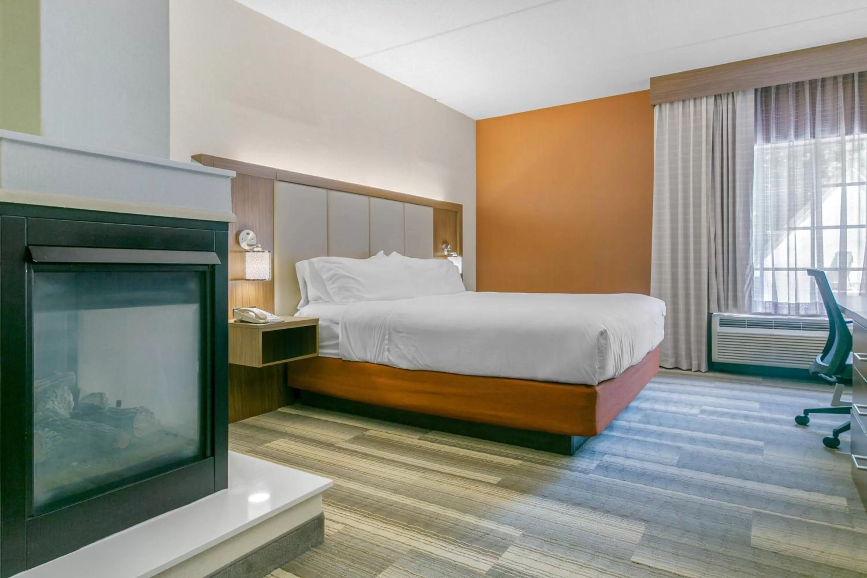 Photo of the whole room, Bed in Holiday Inn Express Mount Arlington by IHG