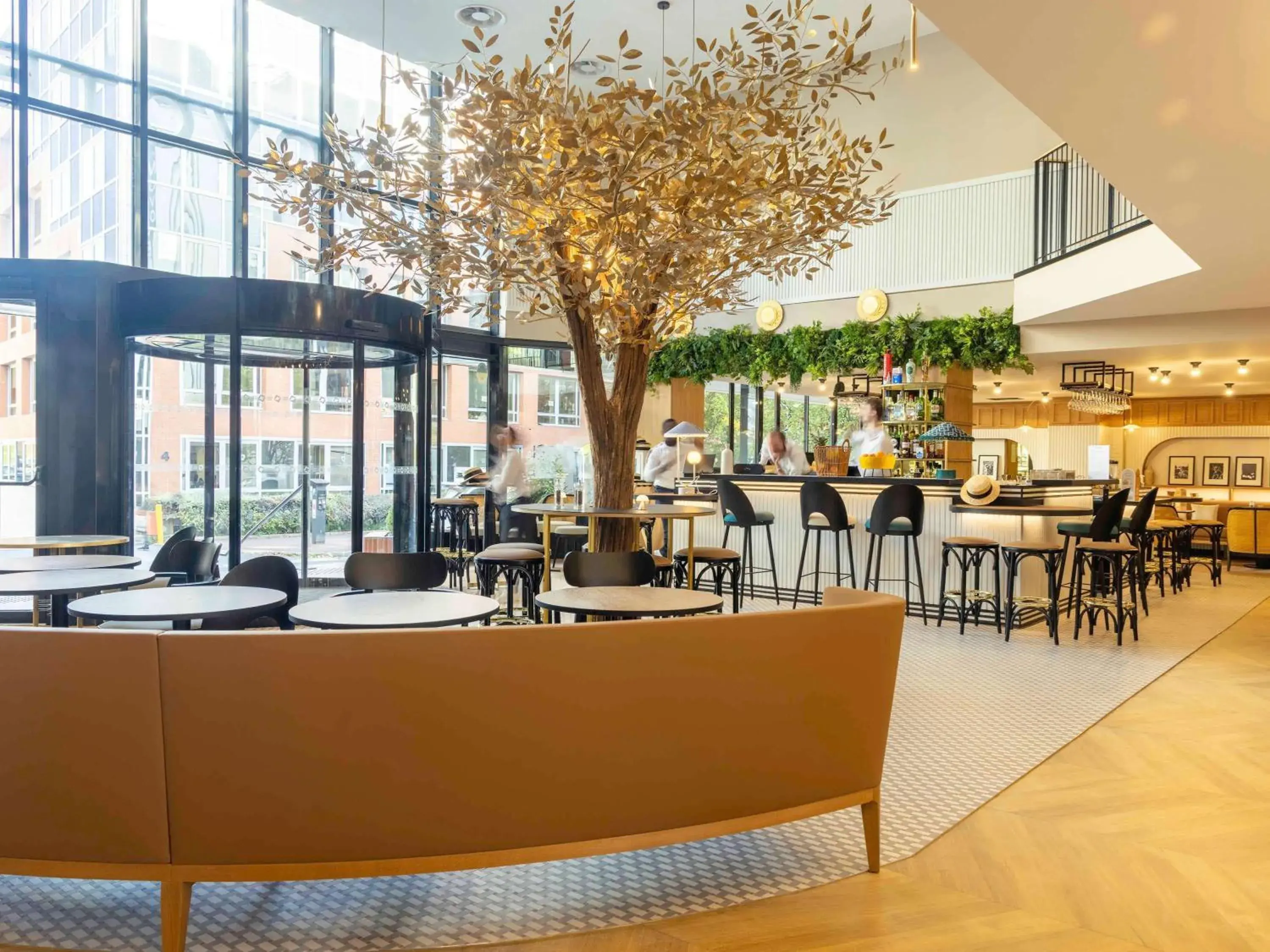 Property building, Restaurant/Places to Eat in Novotel Paris Suresnes Longchamp