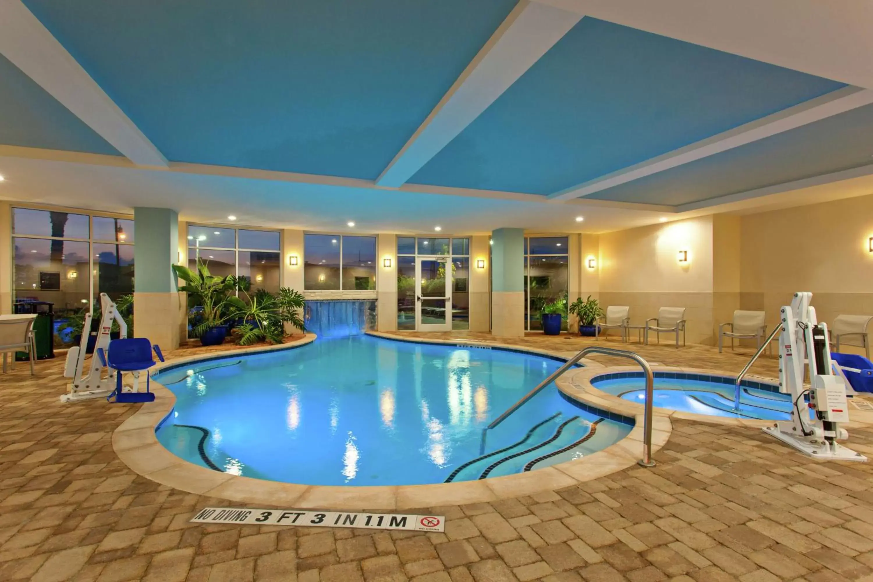 Hot Tub, Swimming Pool in Hilton Garden Inn Victoria