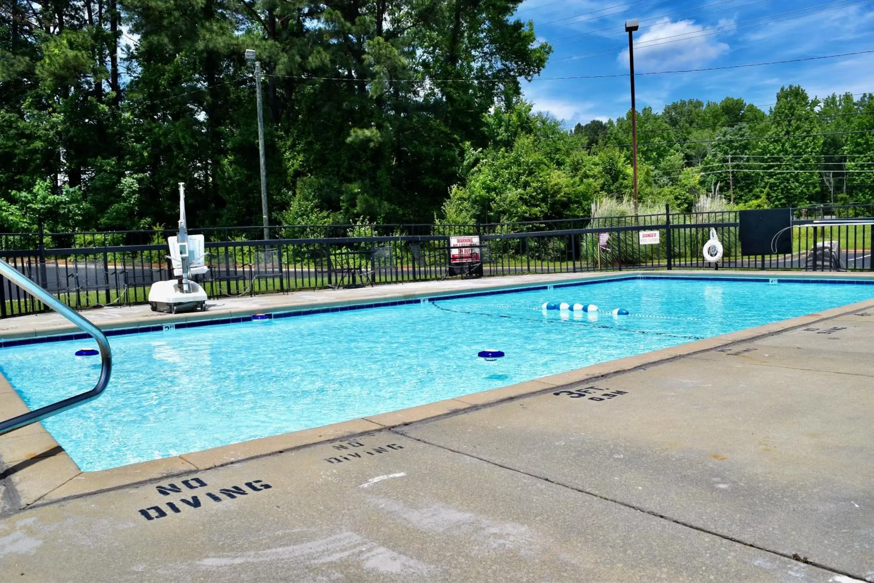 Swimming Pool in Econo Lodge Sanford NC