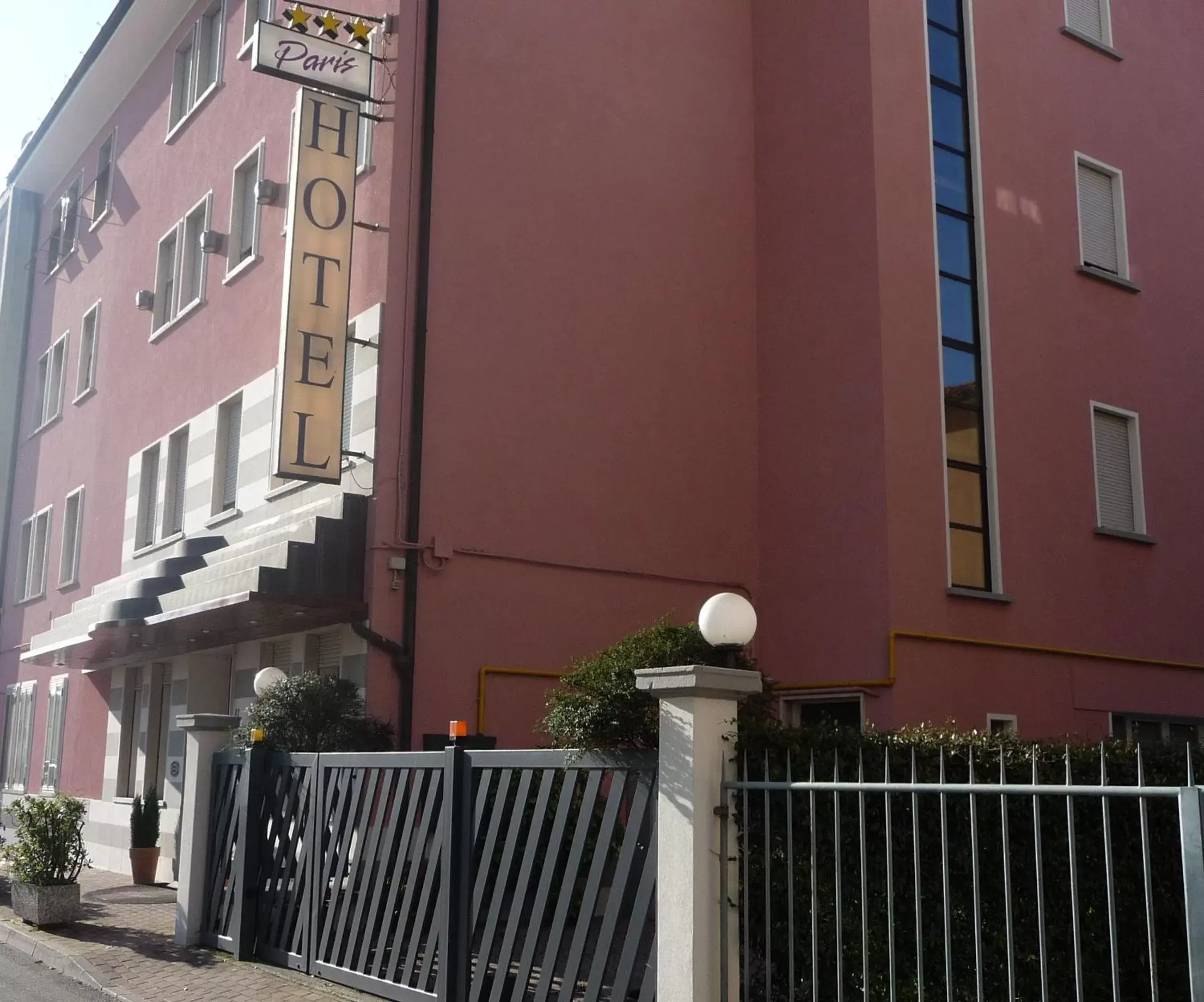 Facade/entrance, Property Building in Hotel Paris