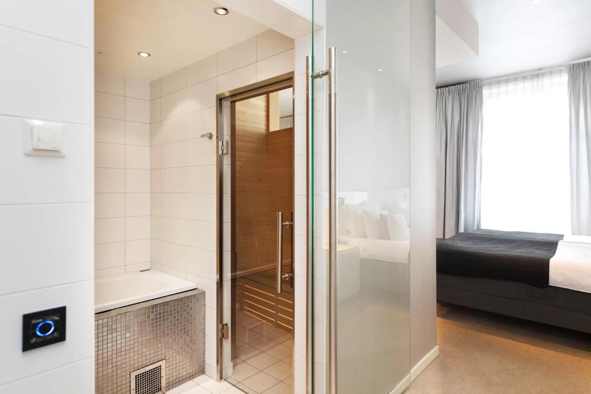 Shower, Bed in ProfilHotels Savoy