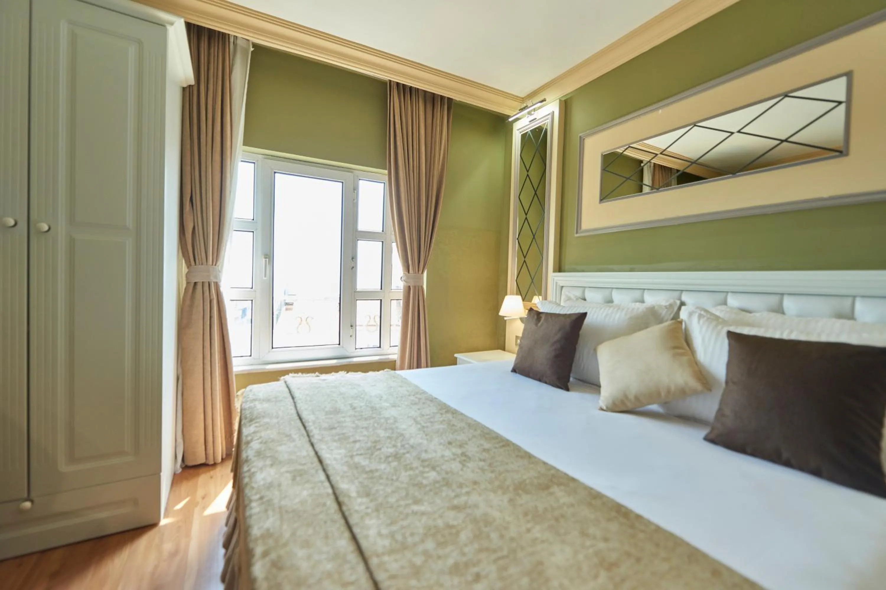 Photo of the whole room, Bed in Sunlight Hotel