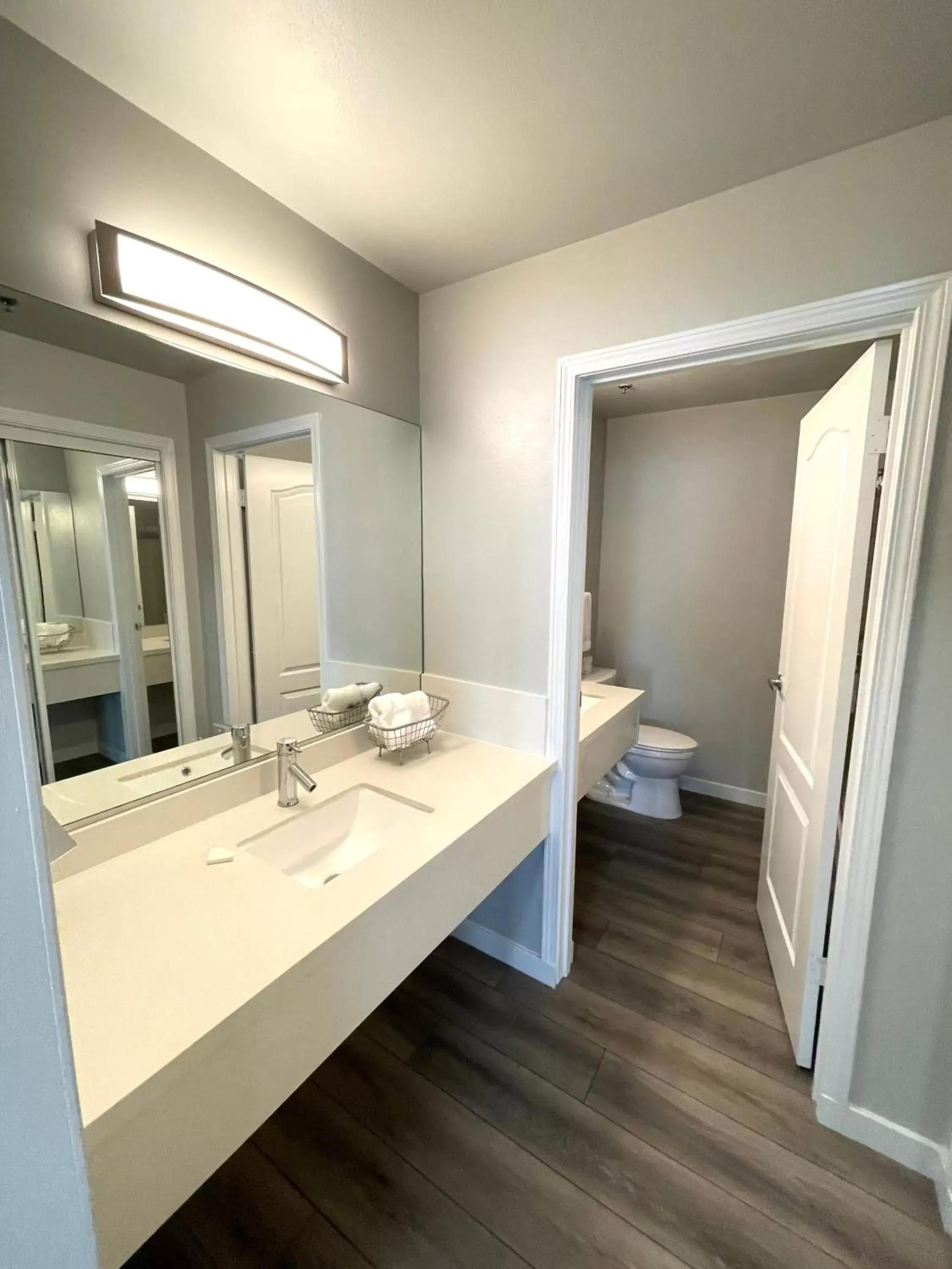 Bathroom, Bed in Tides Inn & Suites Bathroom, Bed in Tides Inn & Suites