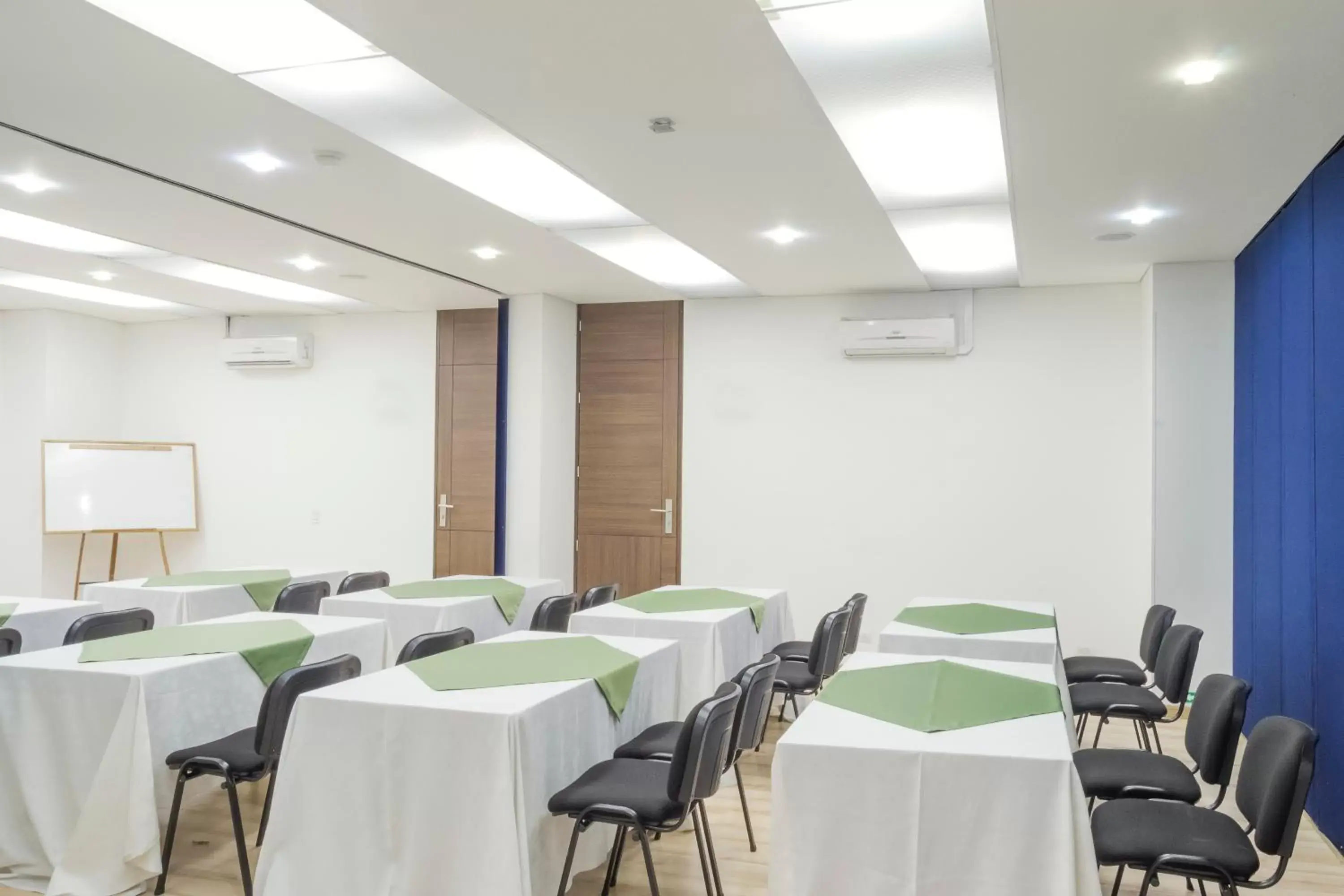 Business facilities, Business Area/Conference Room in Apartamentos Regency La Feria
