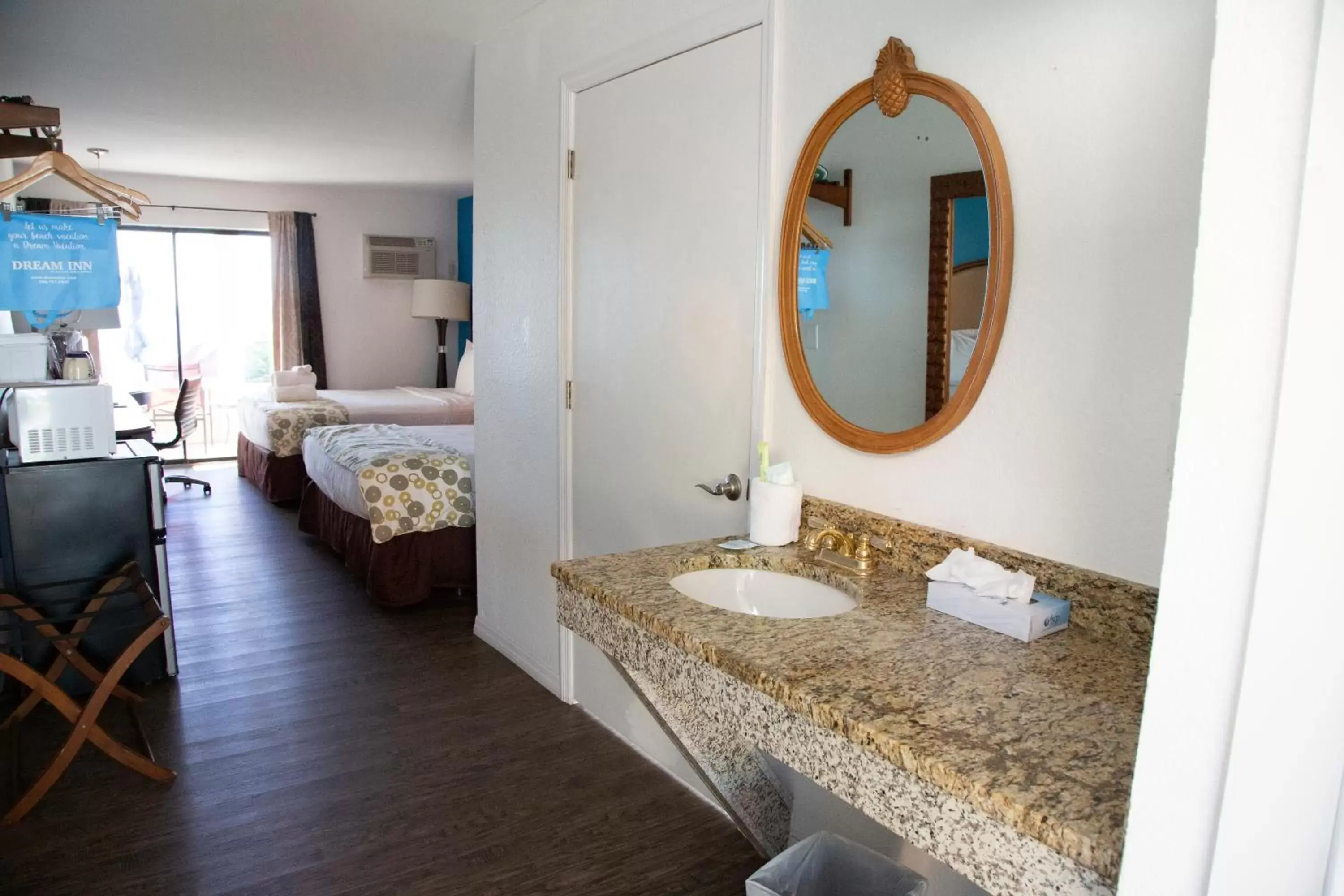 Photo of the whole room, Bathroom in Daytona Dream Inn By AmeriVu