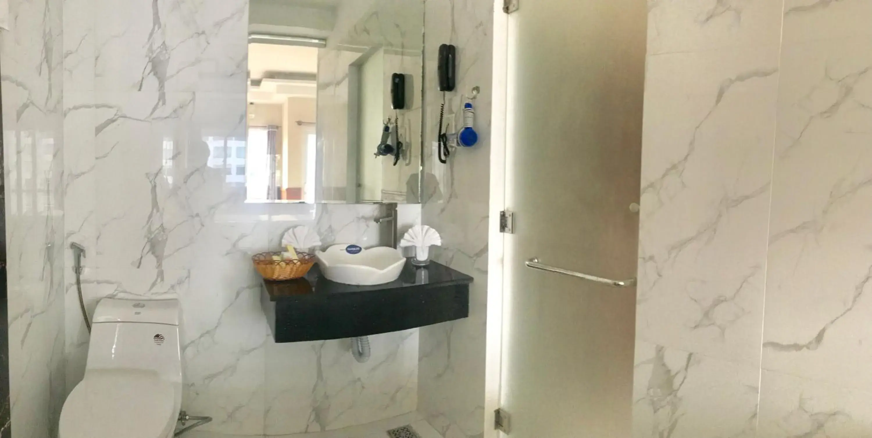 Bathroom in Hoang Yen Canary Hotel