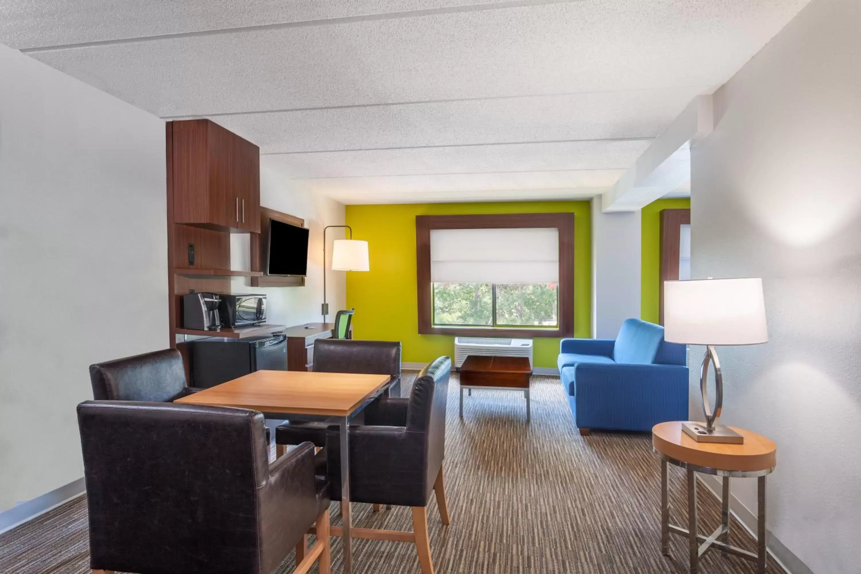 Photo of the whole room, Seating Area in Holiday Inn Express & Suites Augusta West - Ft Gordon Area, an IHG Hotel