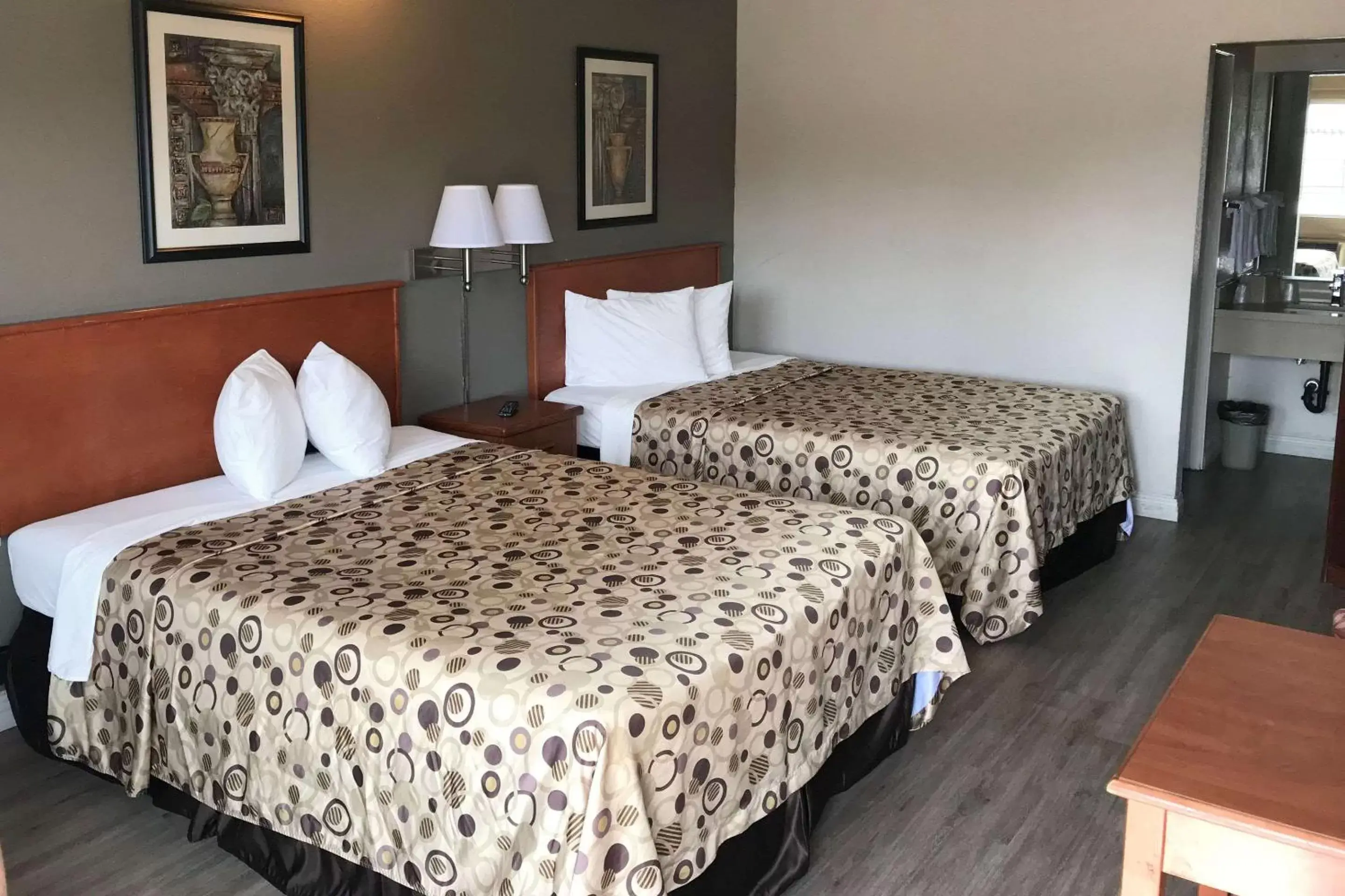 Photo of the whole room, Bed in Rodeway Inn Ontario Mills Mall