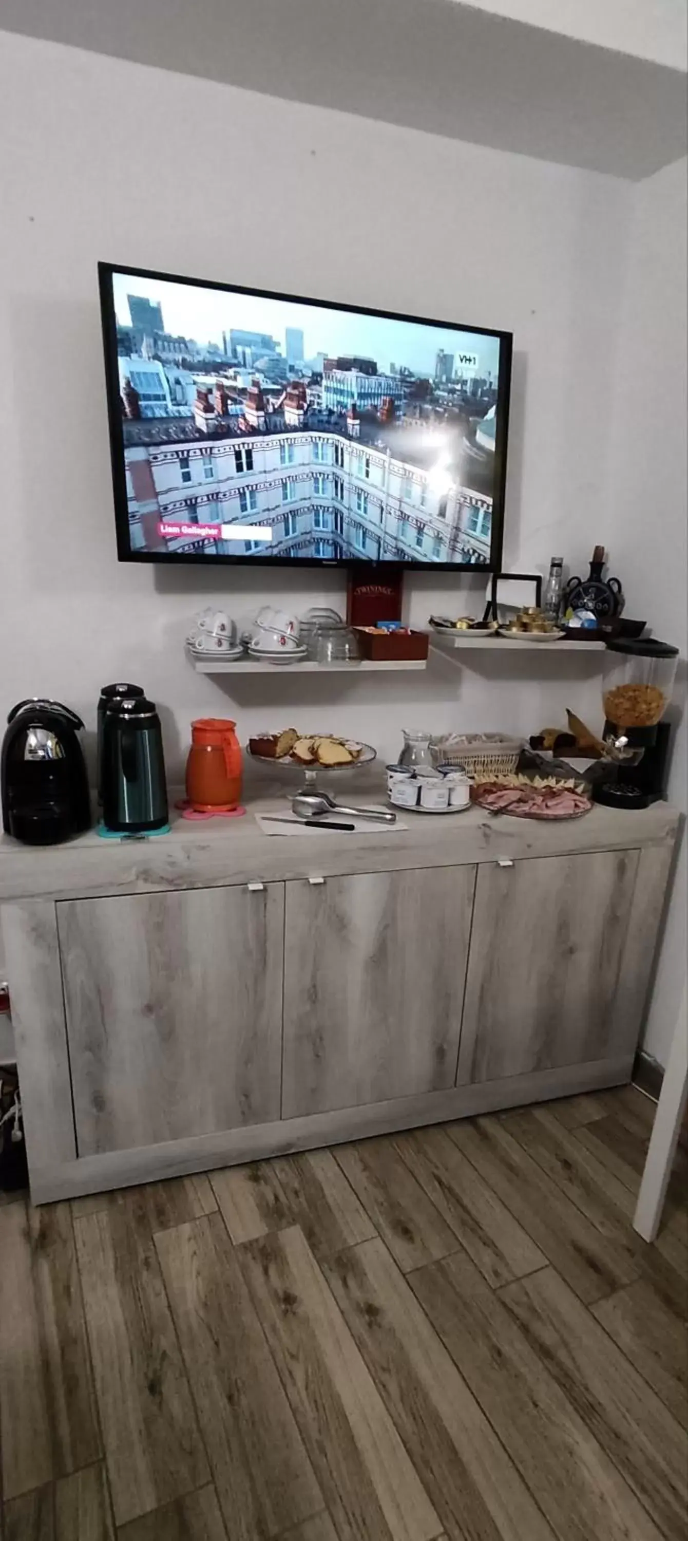 Breakfast, TV/Entertainment Center in B&B AKROPOLIS