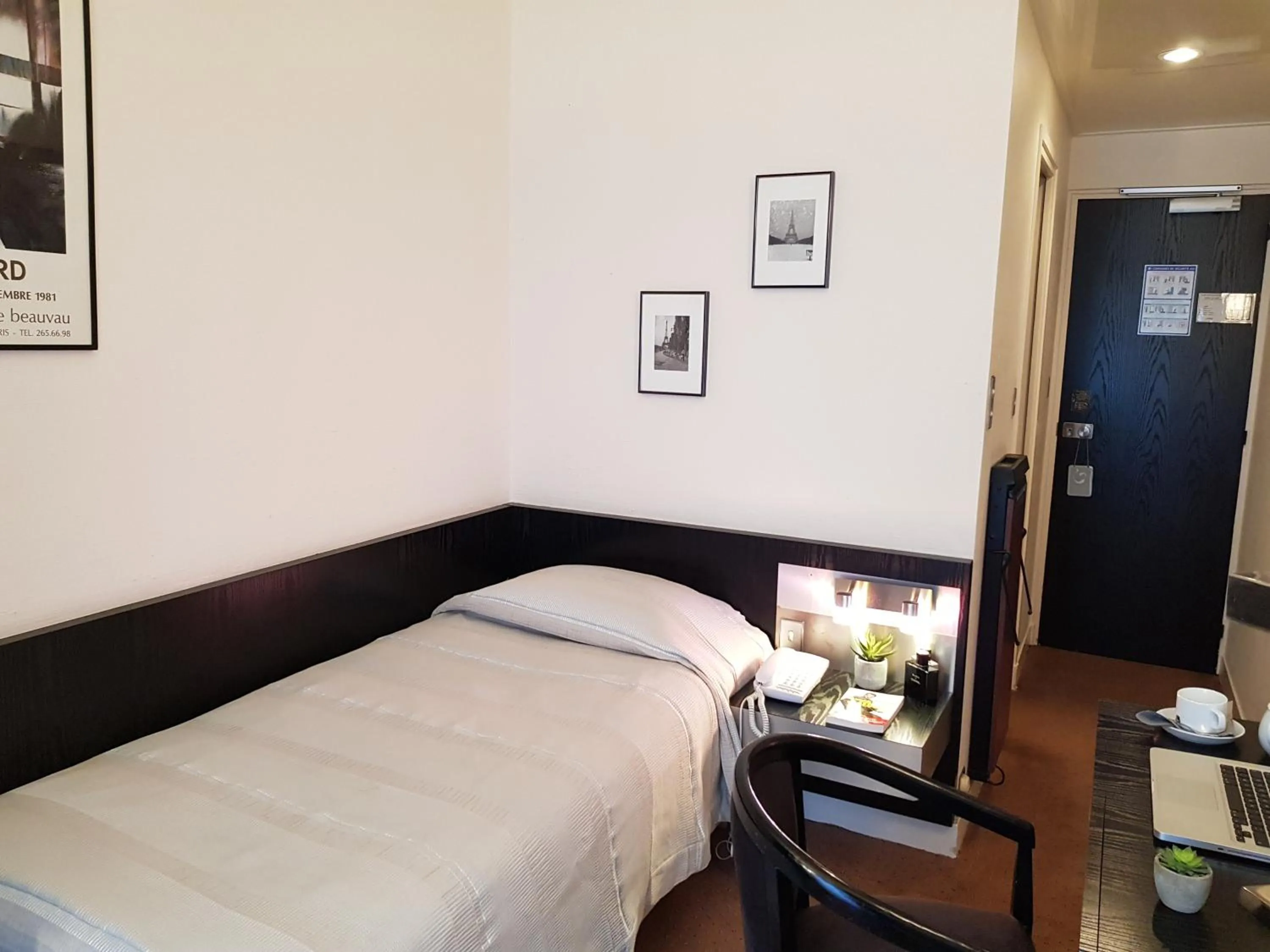 Photo of the whole room, Bed in HOTEL ALISON