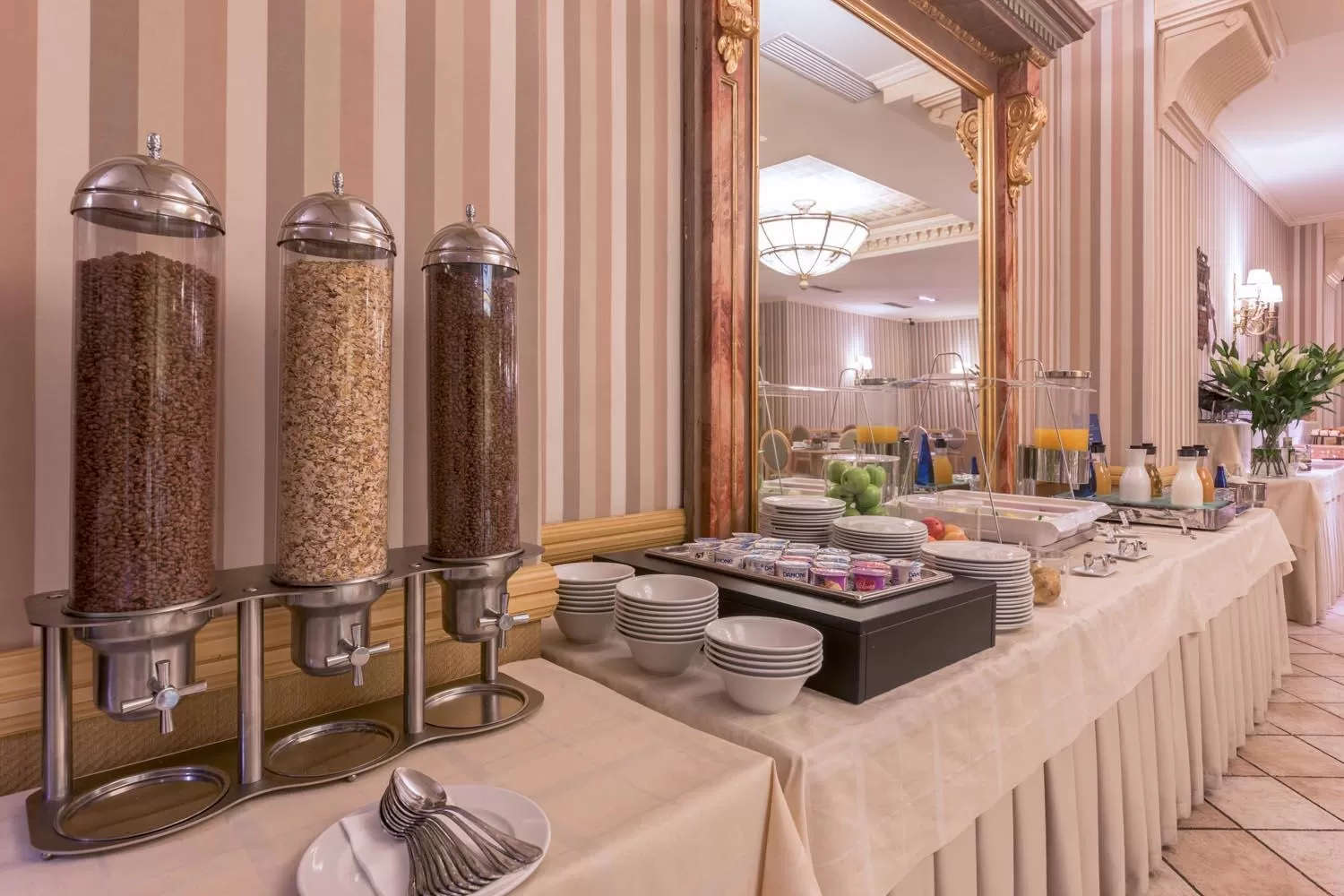 Lounge or bar in Hotel Exe Reina Isabel