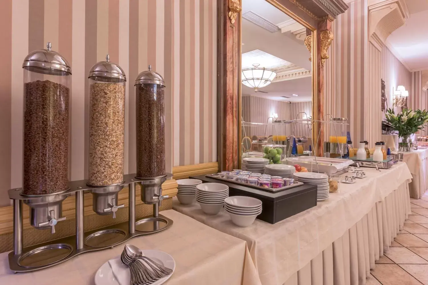 Lounge or bar in Hotel Exe Reina Isabel Lounge or bar in Hotel Exe Reina Isabel