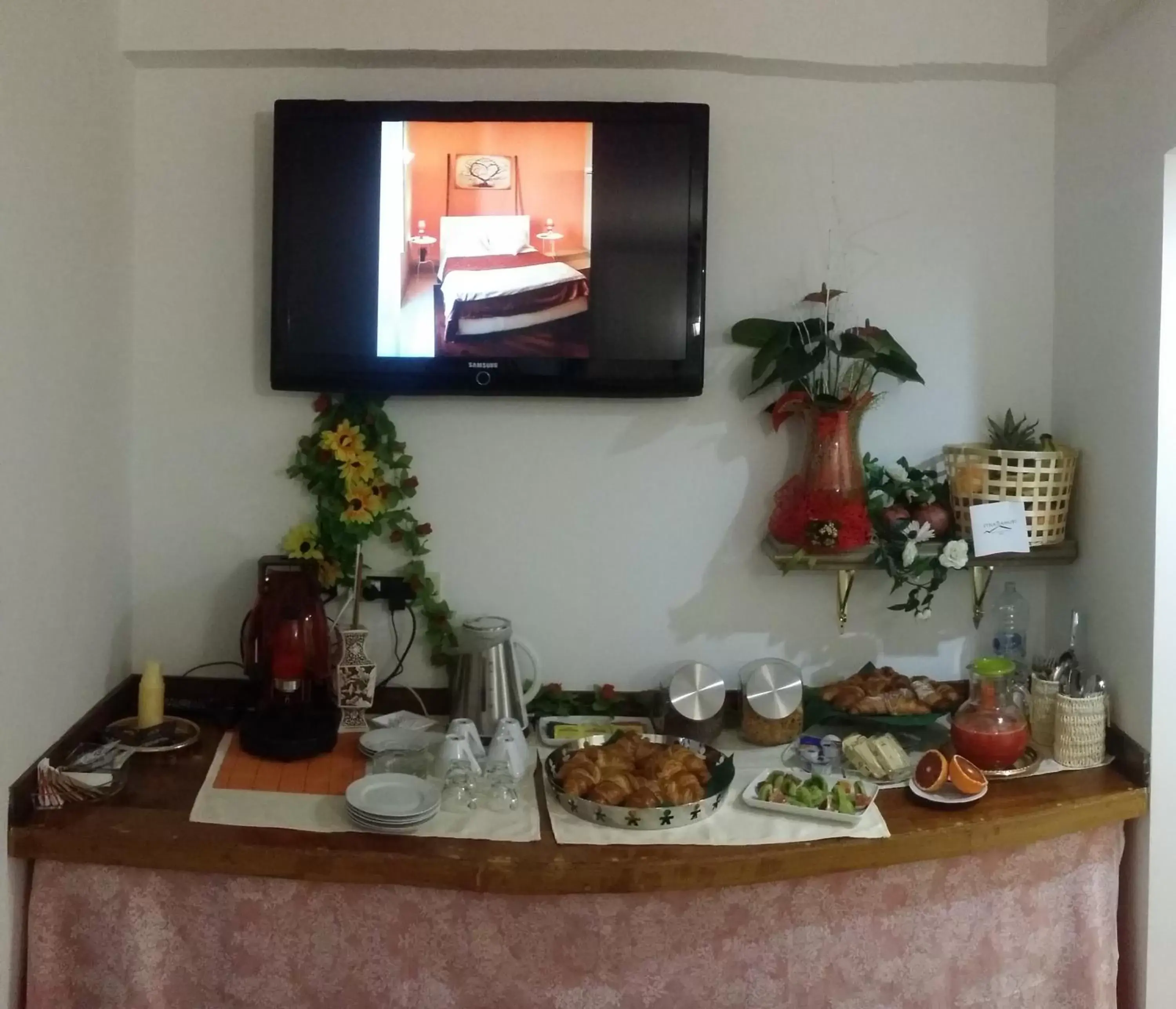 Communal kitchen, TV/Entertainment Center in Sicily Luxury B&B