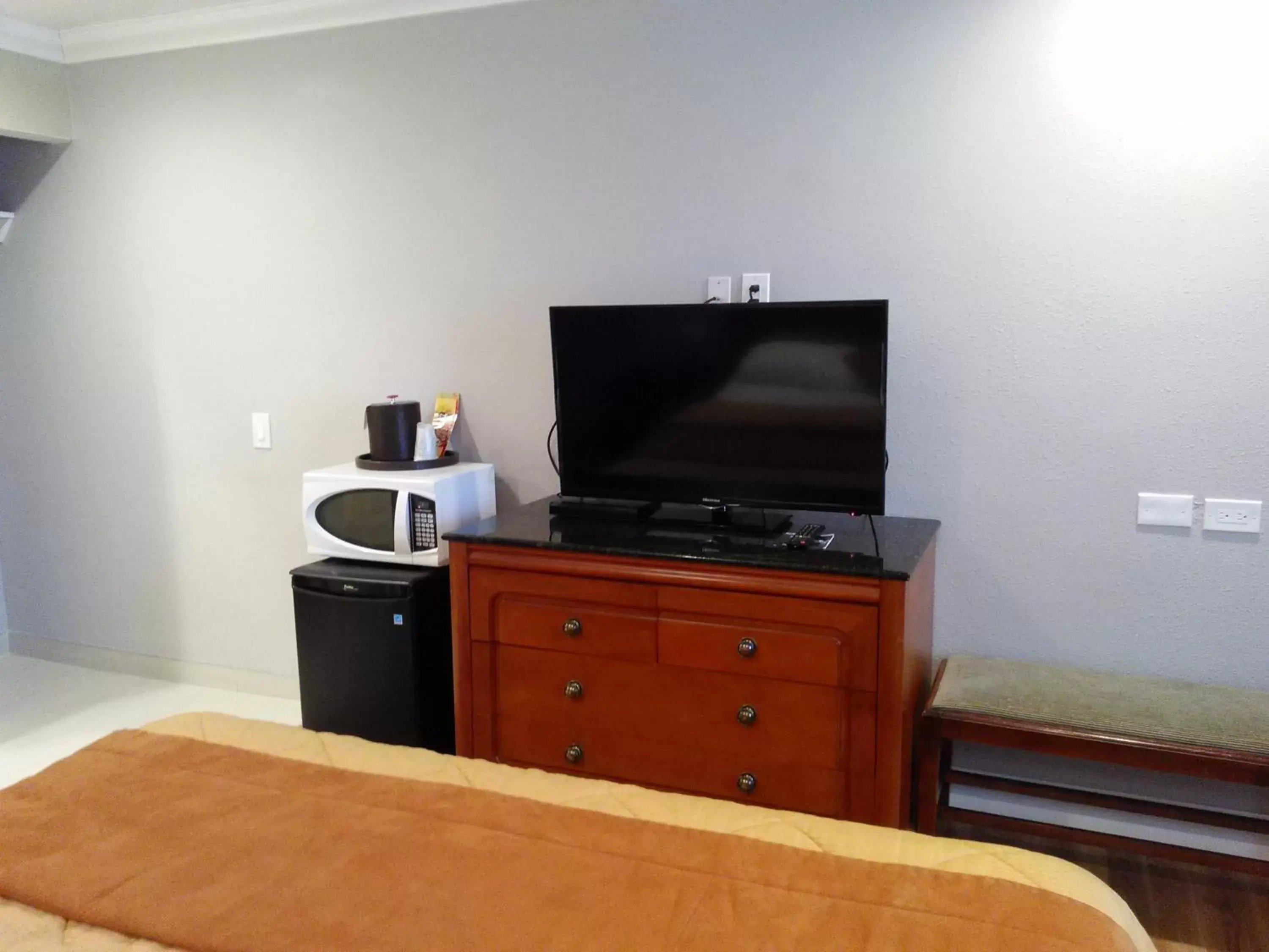 TV and multimedia, TV/Entertainment Center in Highlander Motel