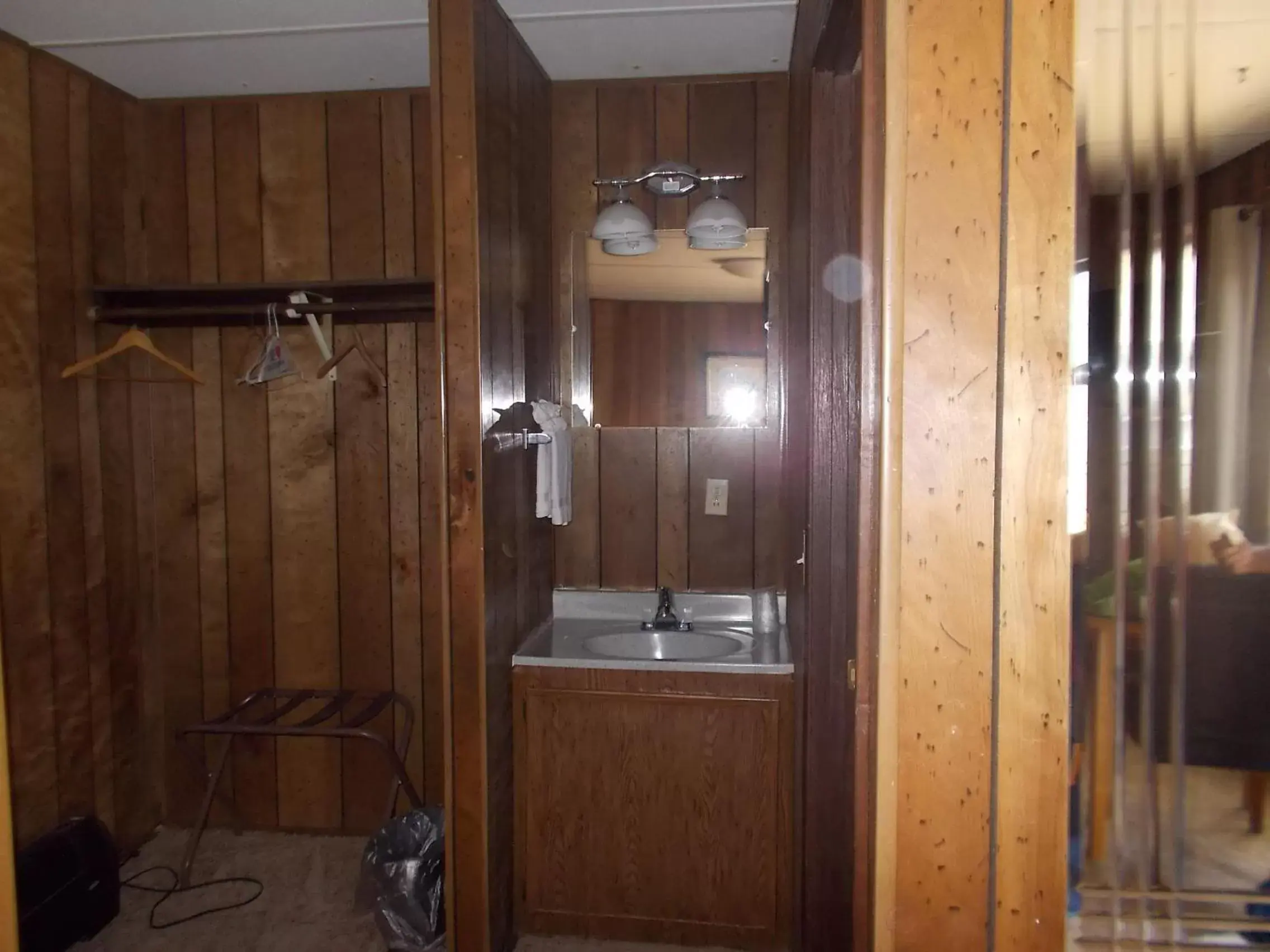 Bedroom, Bathroom in Atomic Inn Beatty Near Death Valley