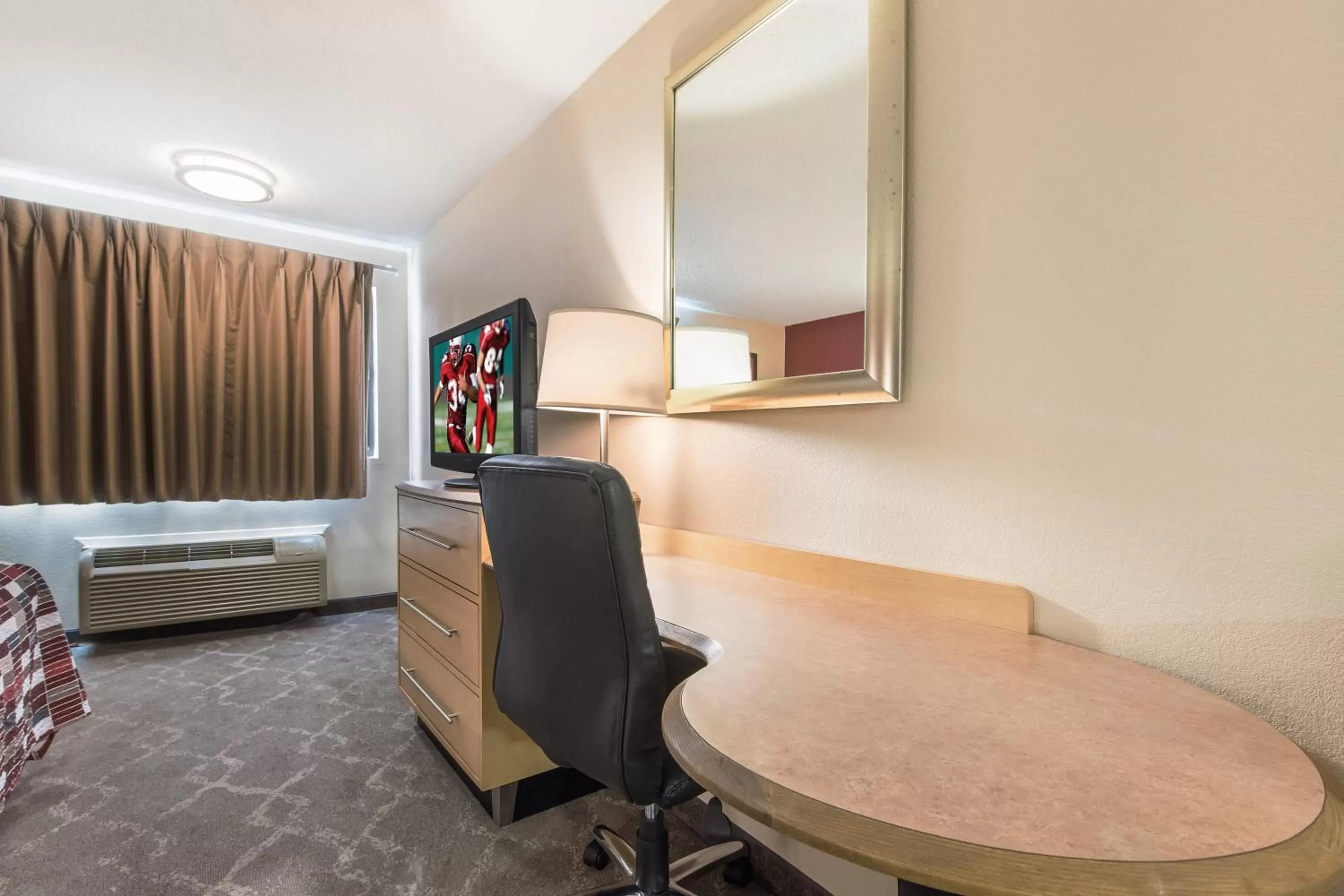 Photo of the whole room, Bed in Red Roof Inn Seattle Airport - SEATAC