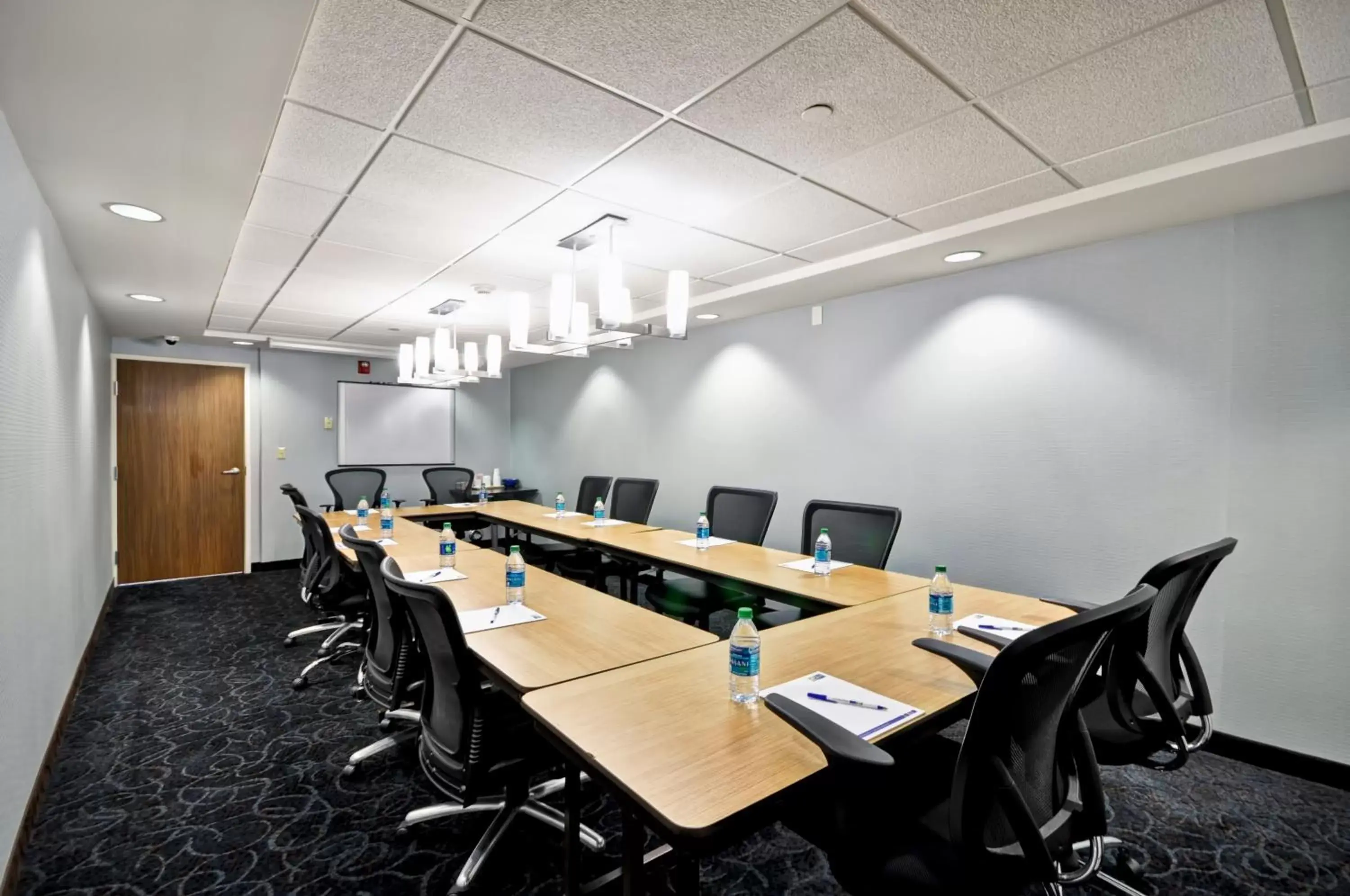 Meeting/conference room in Holiday Inn Express Romulus / Detroit Airport, an IHG Hotel