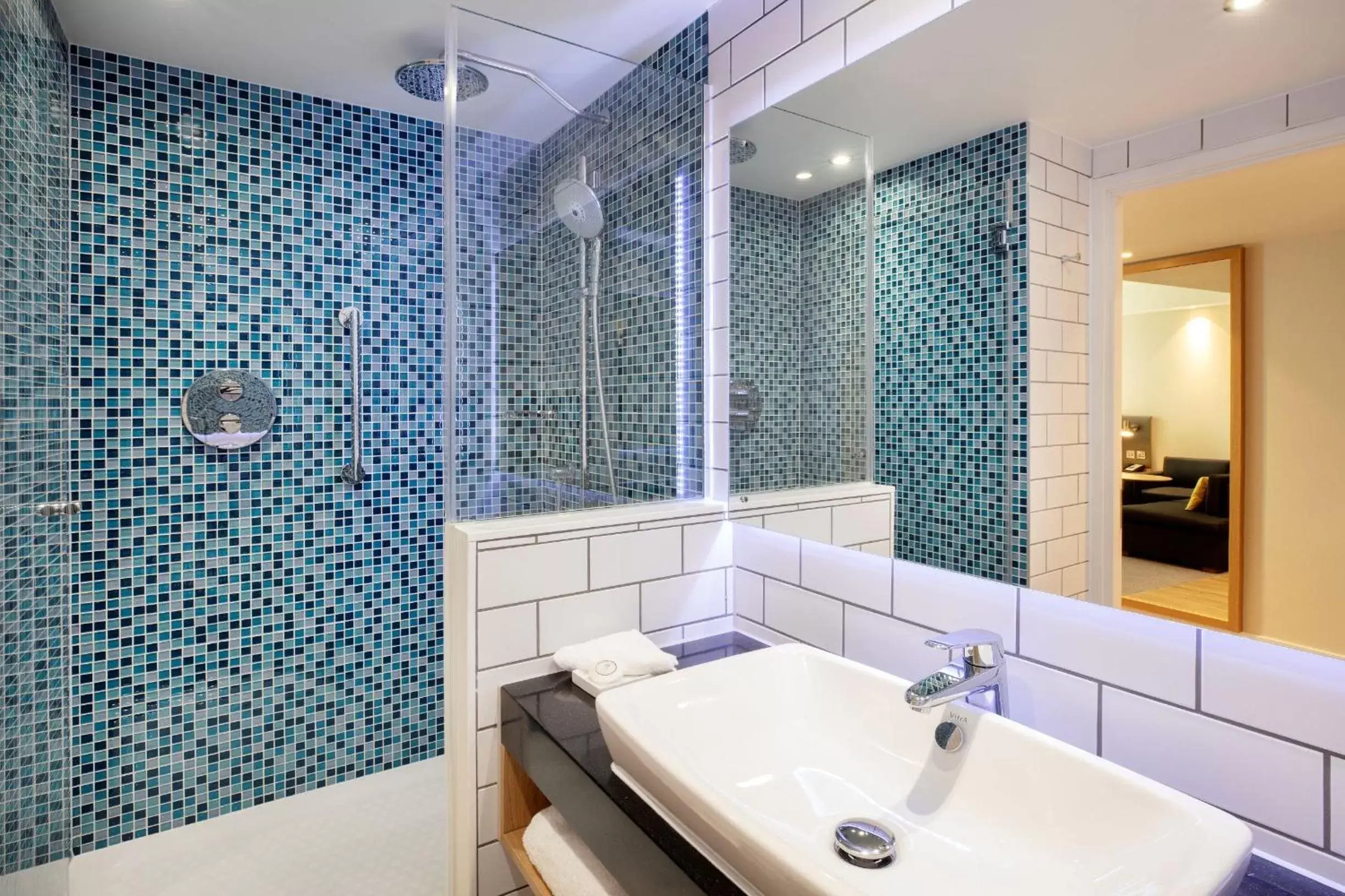 Shower, Bathroom in Holiday Inn London Heathrow - Bath Road, an IHG Hotel