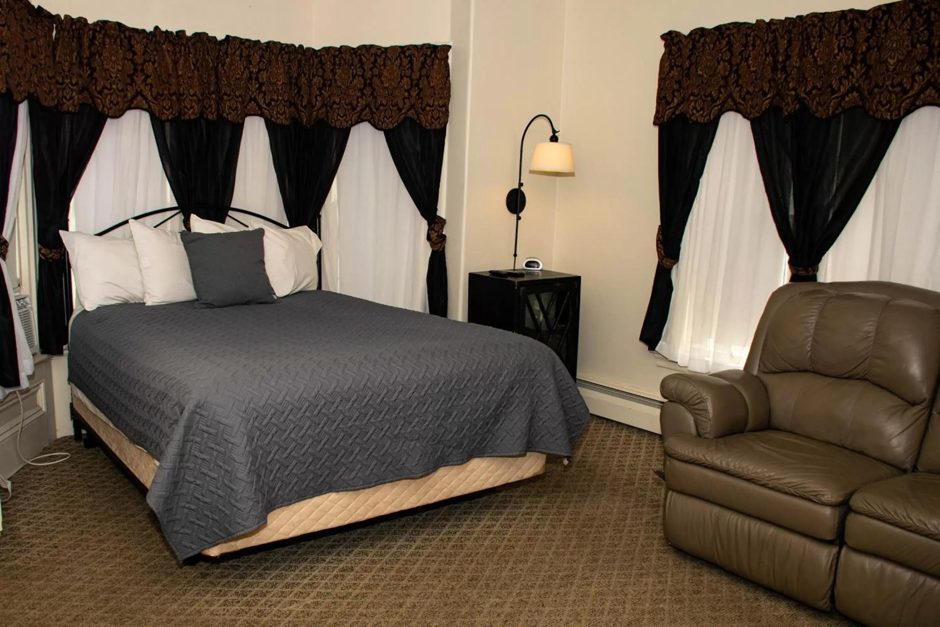 Bed in The Whitetail Inn and Suites- Lincoln