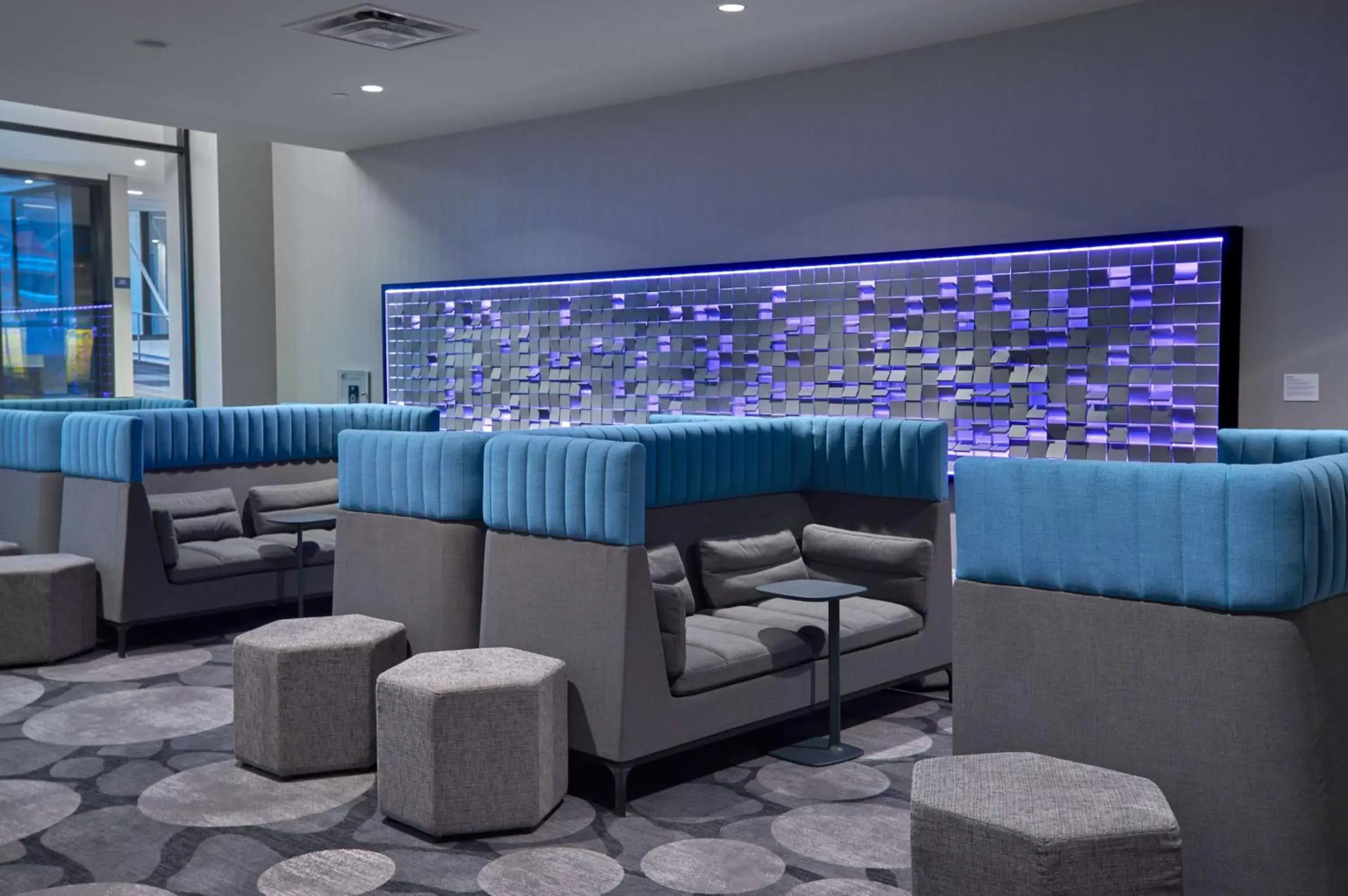 Lobby or reception, Lounge/Bar in Hilton Des Moines Downtown