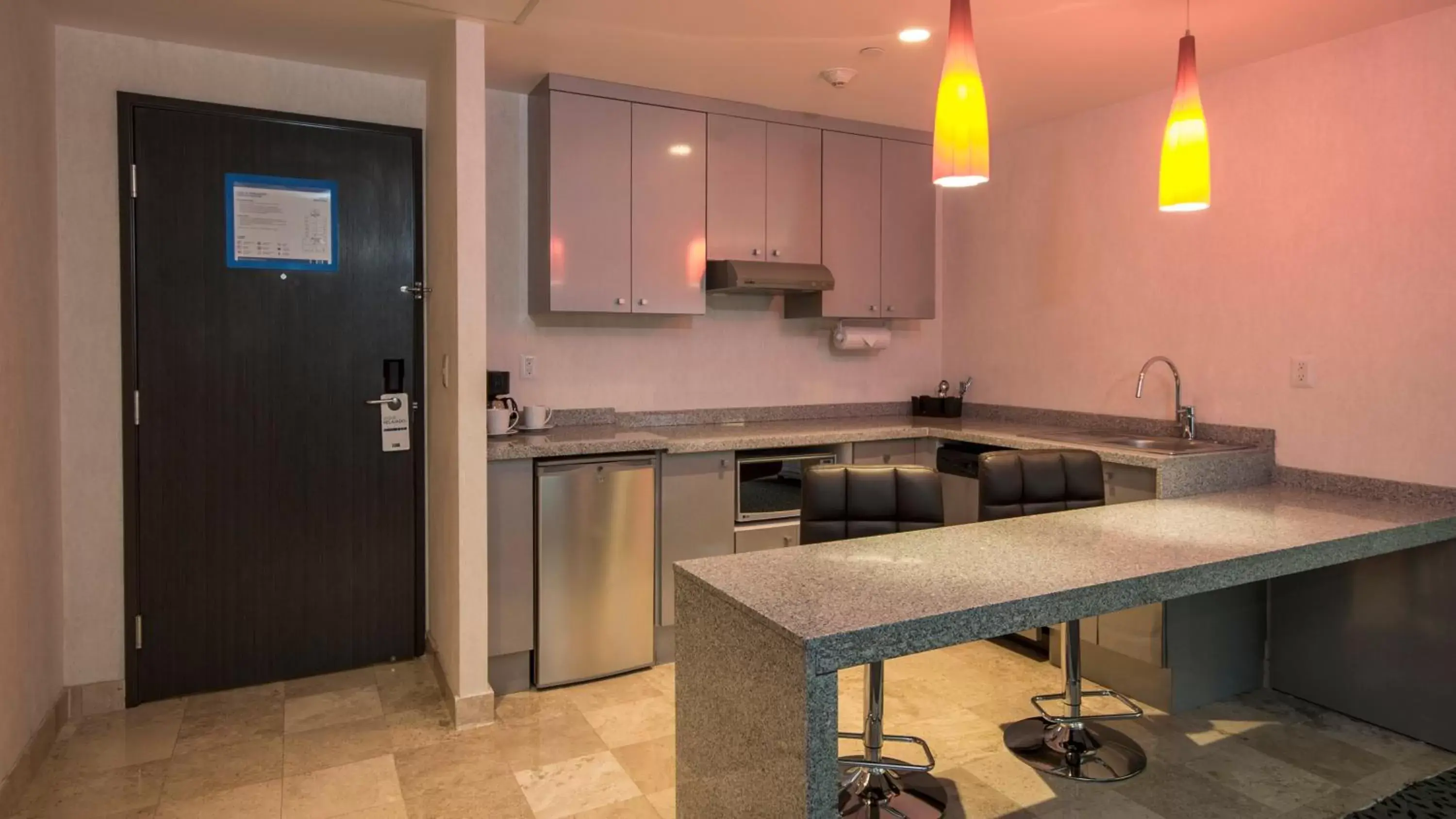 Photo of the whole room, Kitchen/Kitchenette in Holiday Inn Express & Suites Queretaro, an IHG Hotel