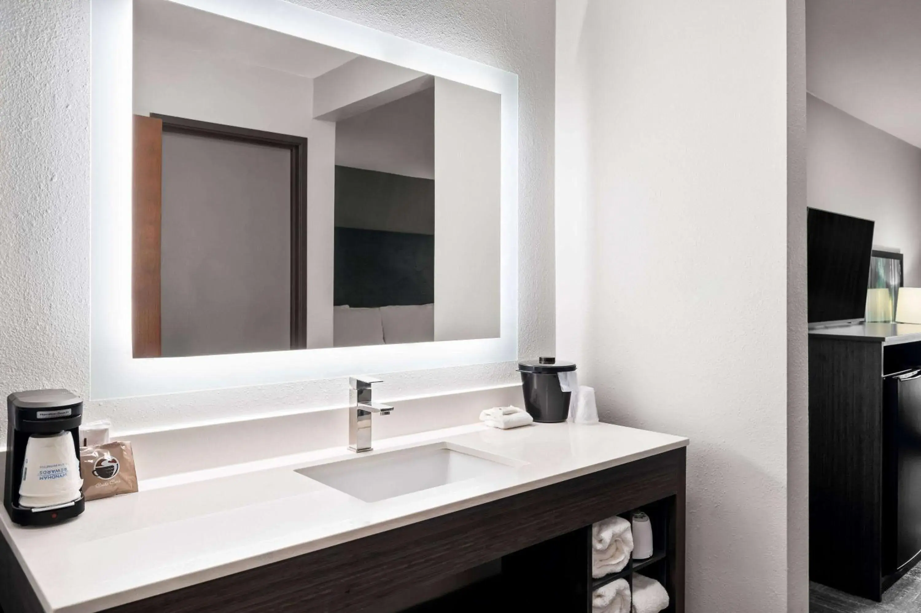 TV and multimedia, Bathroom in La Quinta Inn by Wyndham Indianapolis Airport Executive Dr